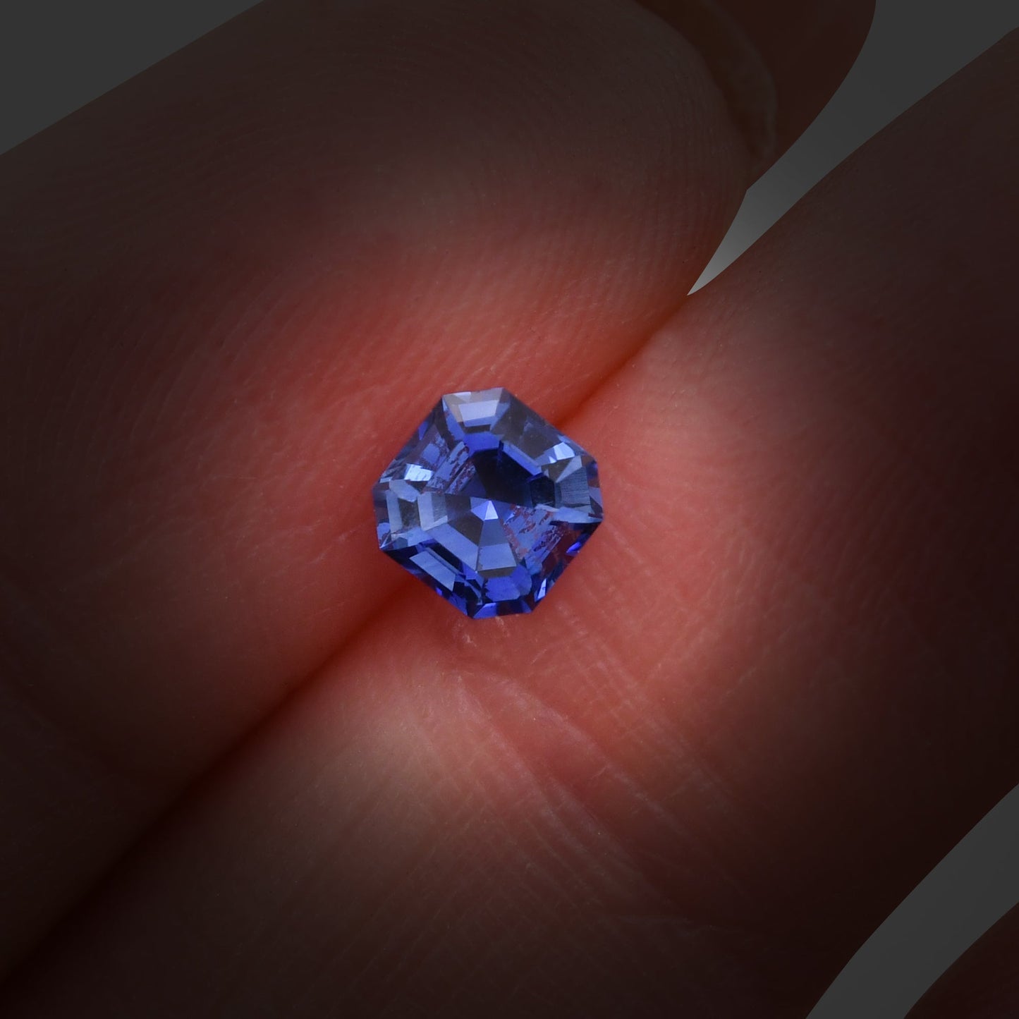 0,82 Karat blauer Smaragd-Saphir aus Sri Lanka