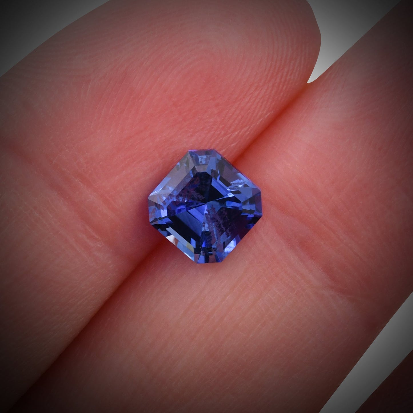 1,93 Karat blauer Smaragd-Saphir aus Sri Lanka