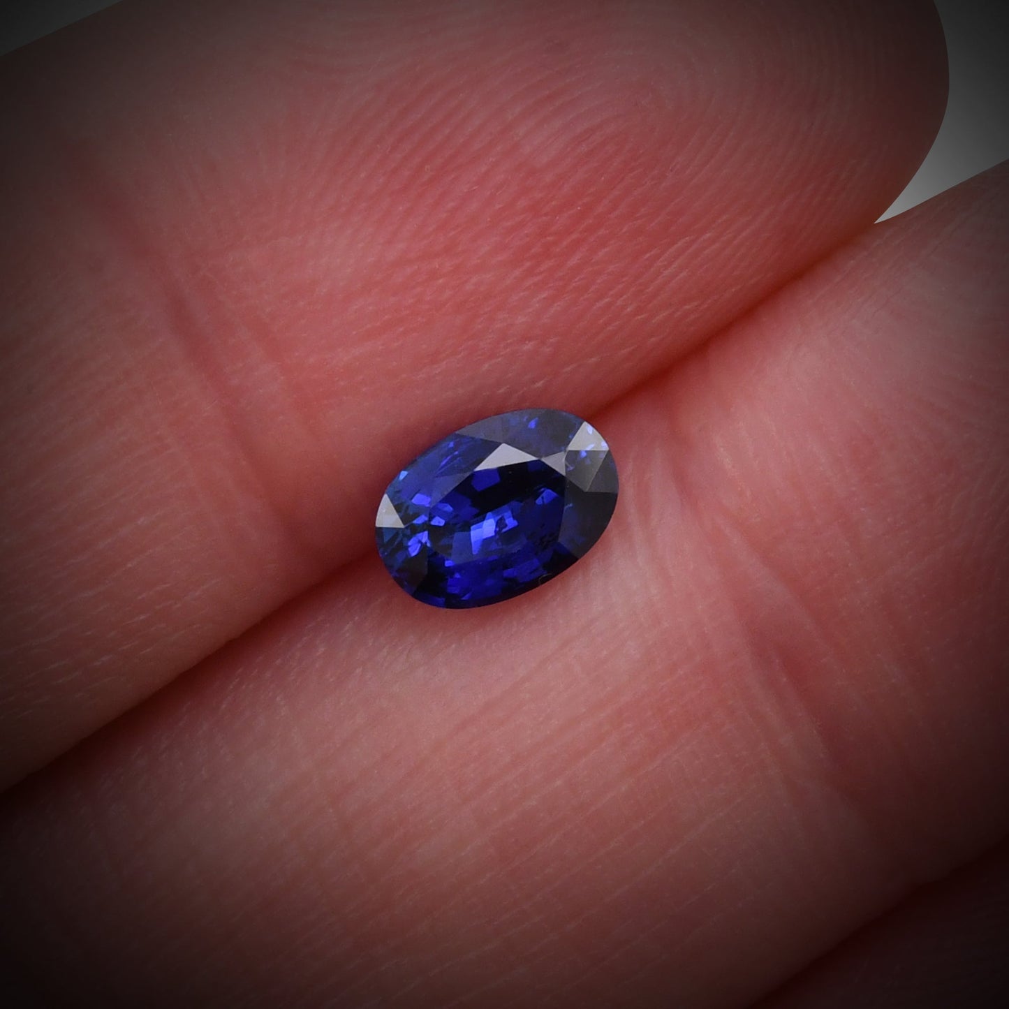 0,88 Karat blauer ovaler Saphir aus Sri Lanka