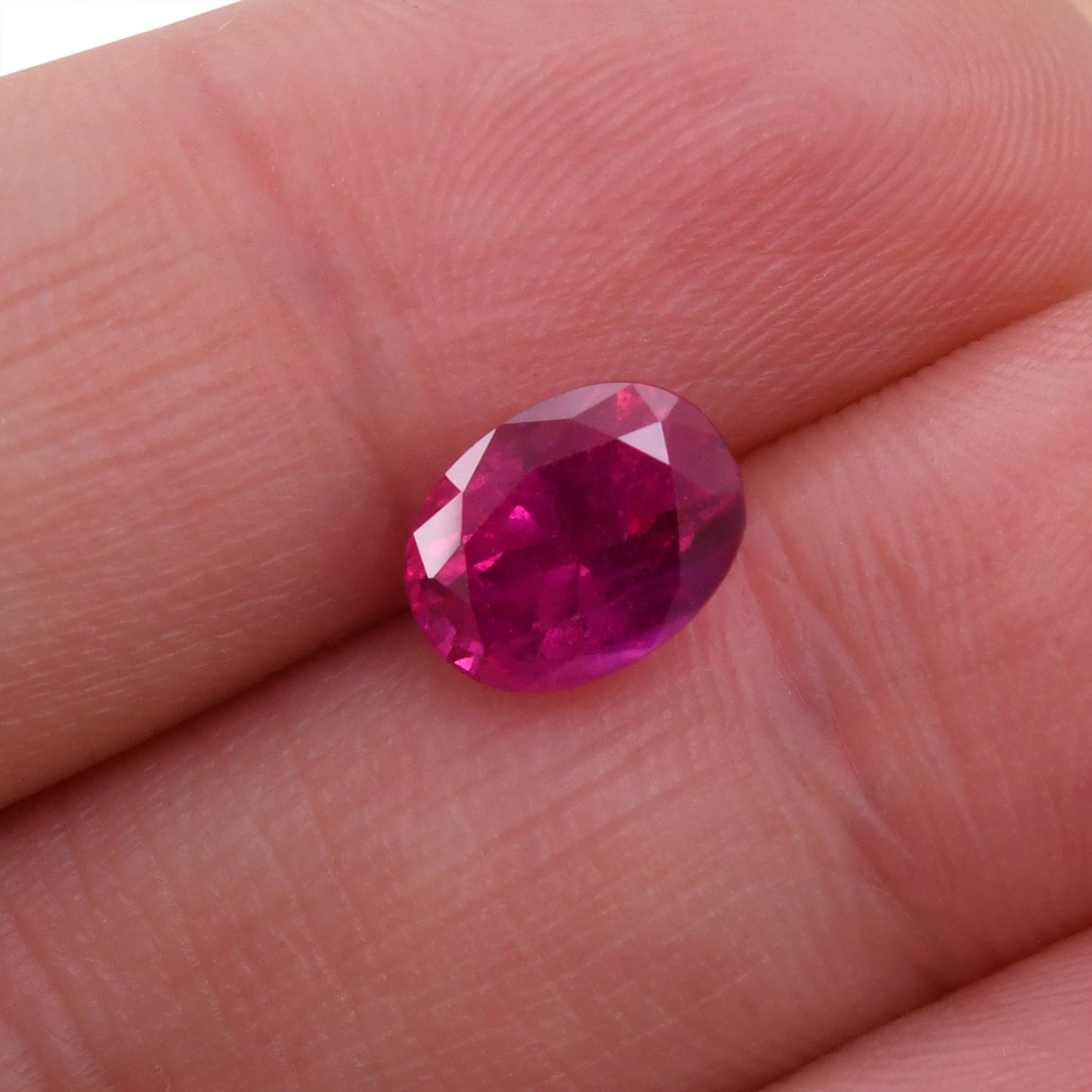 2,43 Karat roter burmesischer ovaler Rubin von Gubelin