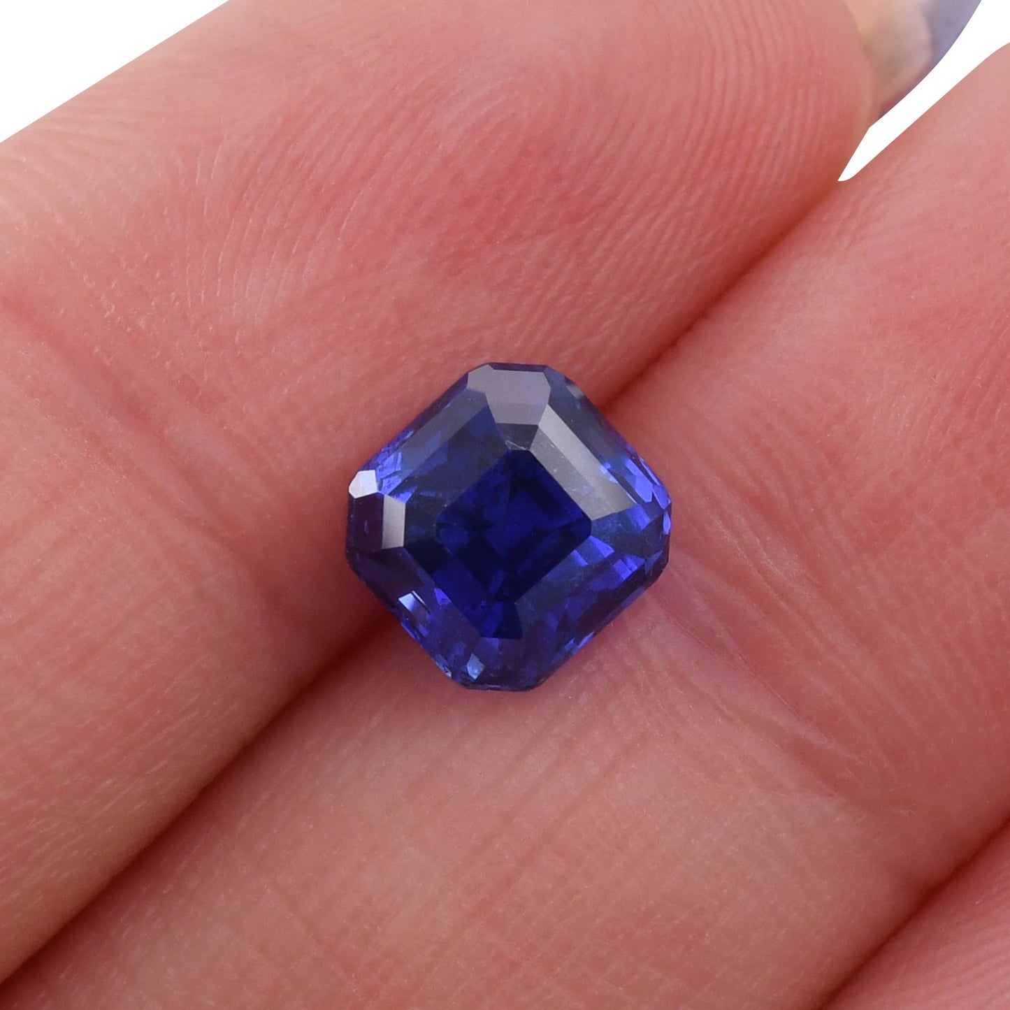 3,14 Karat blauer Madagaskar-Smaragd-Saphir AGL