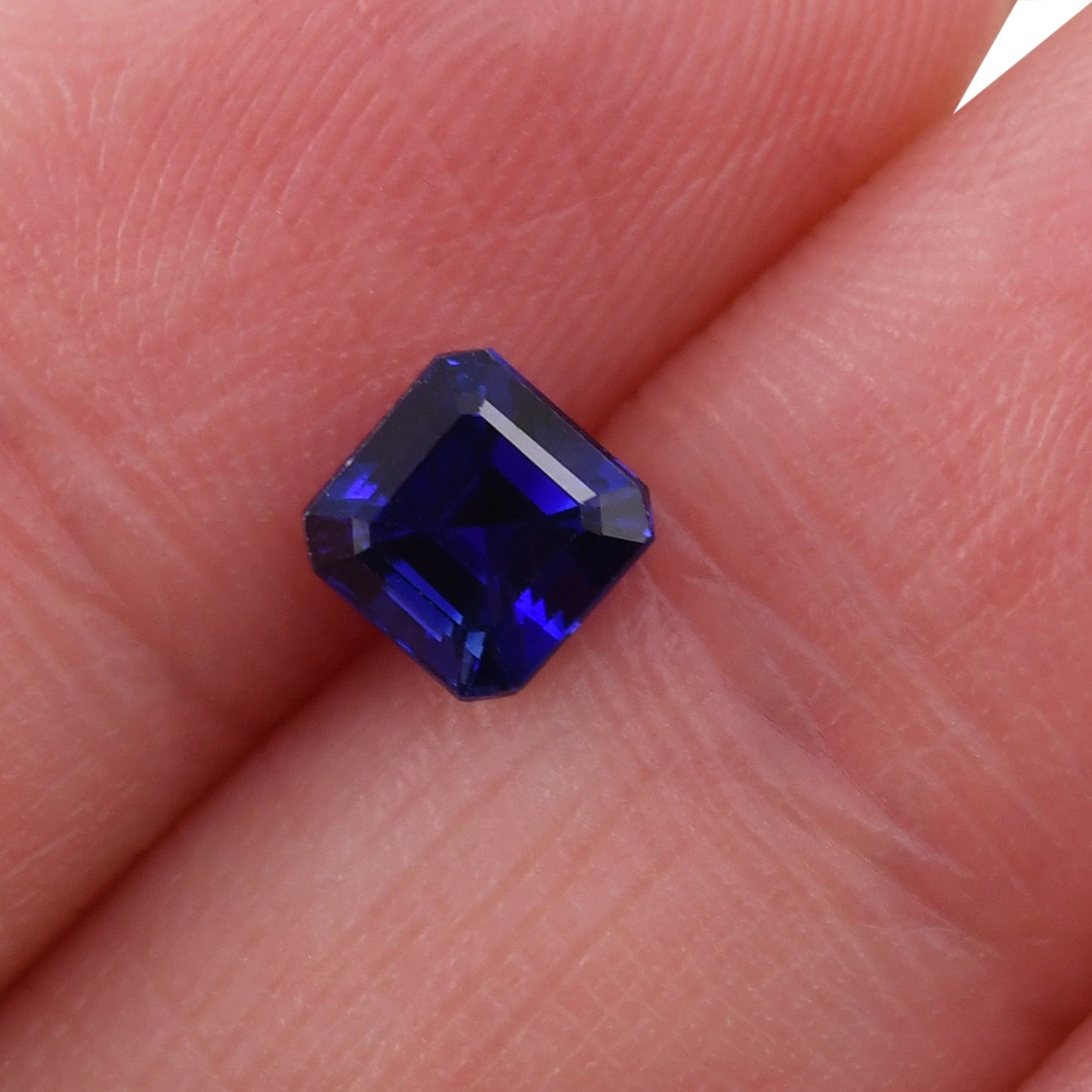 1,14 Karat blauer Madagaskar-Smaragd-Saphir AGL