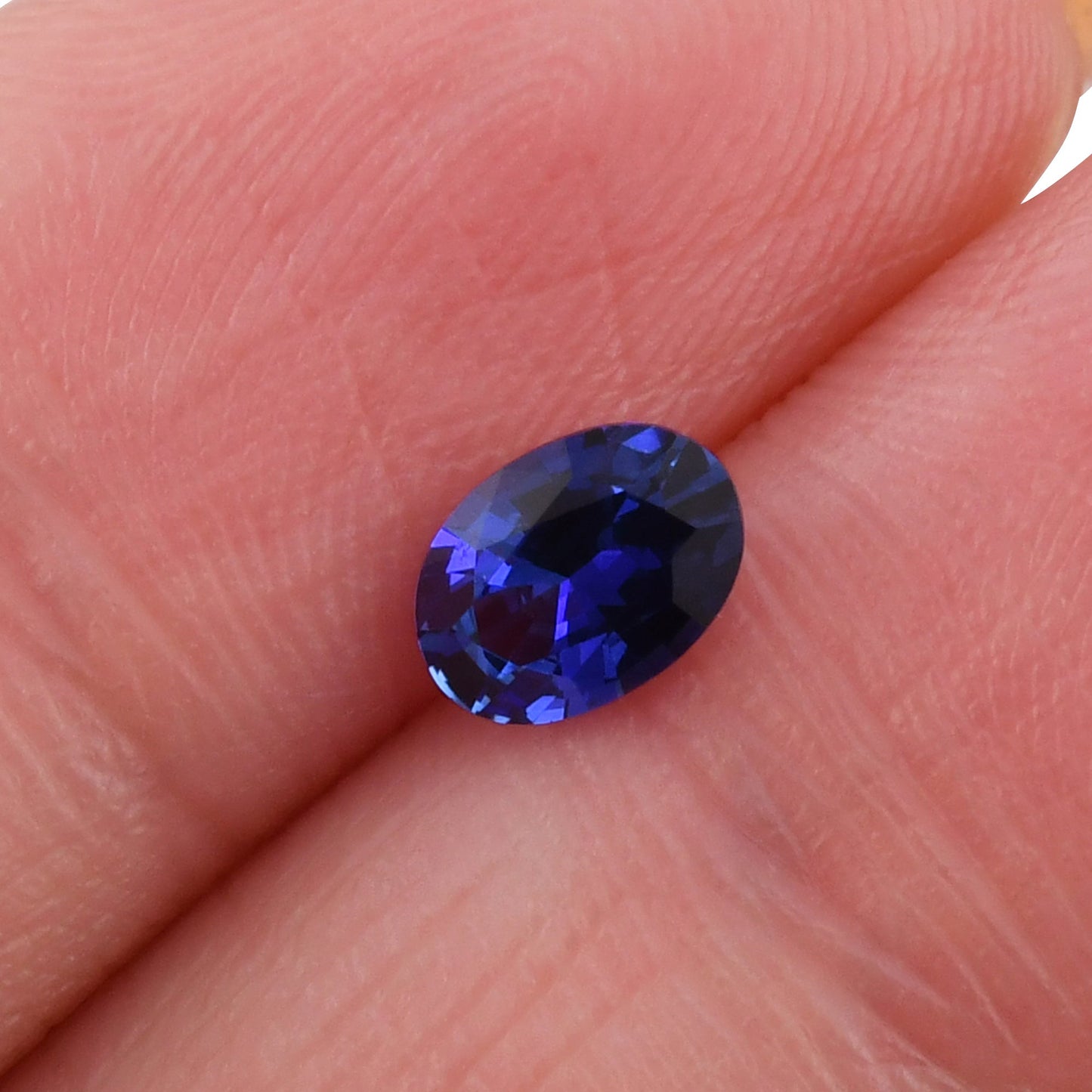 0,69 Karat blauer ovaler Saphir aus Sri Lanka
