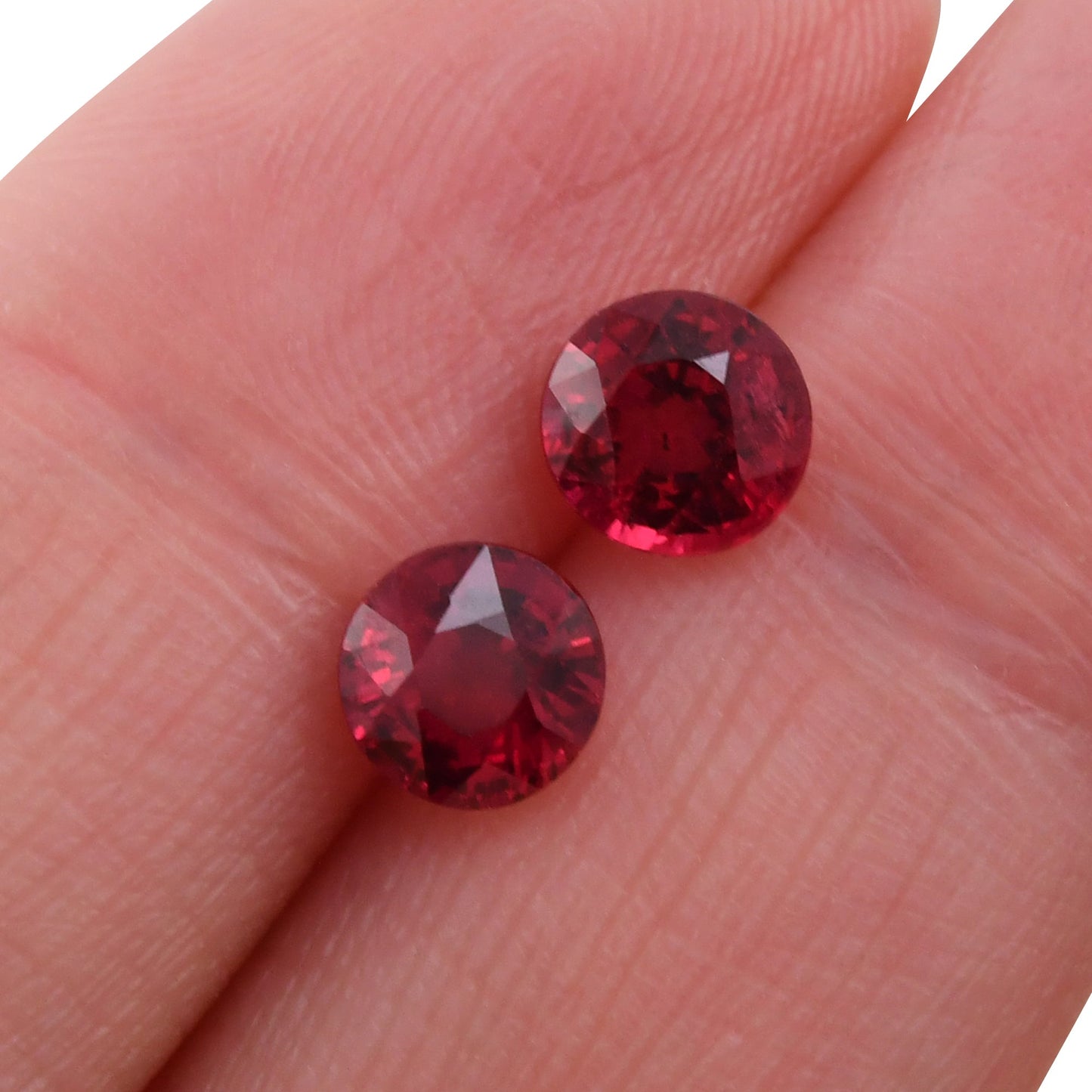 2,36 Karat roter runder Rubin aus Mosambik