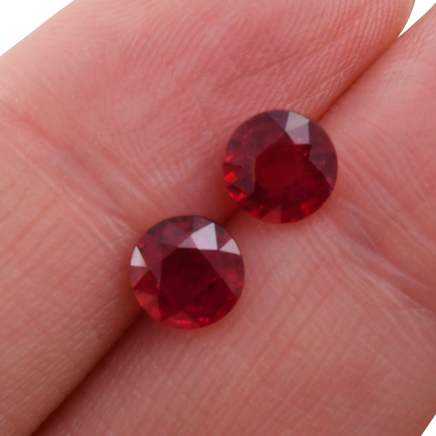 2,39 Karat roter runder Rubin aus Mosambik