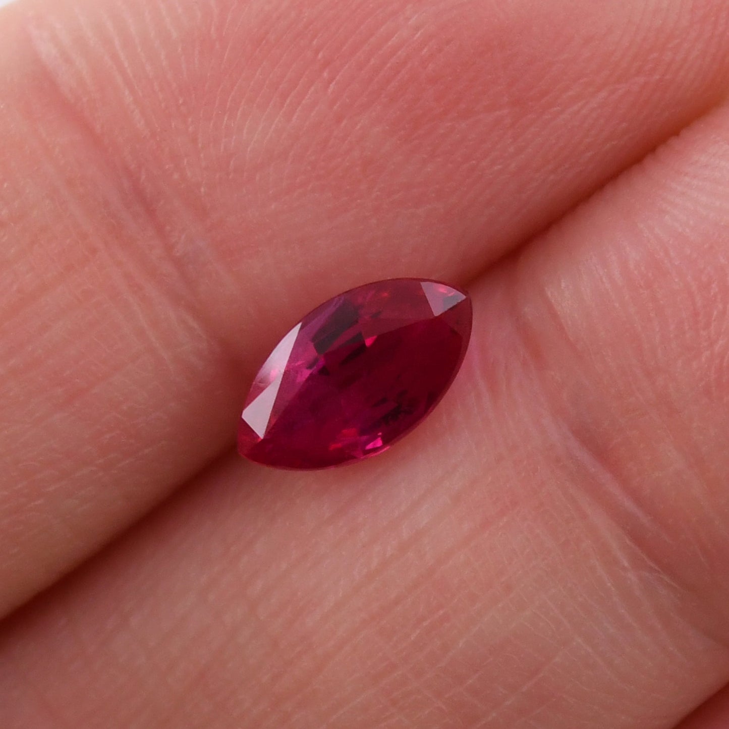 1,24 Karat roter Mosambik-Marquise-Rubin