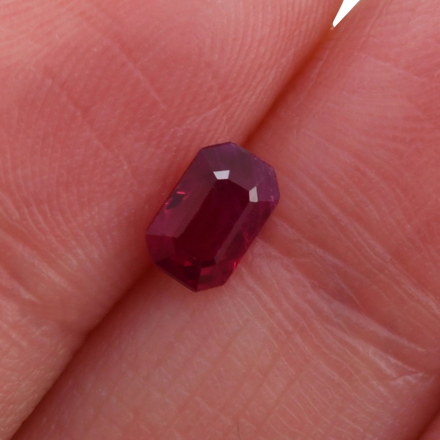 0,93 Karat roter Mosambik-Smaragd-Rubin