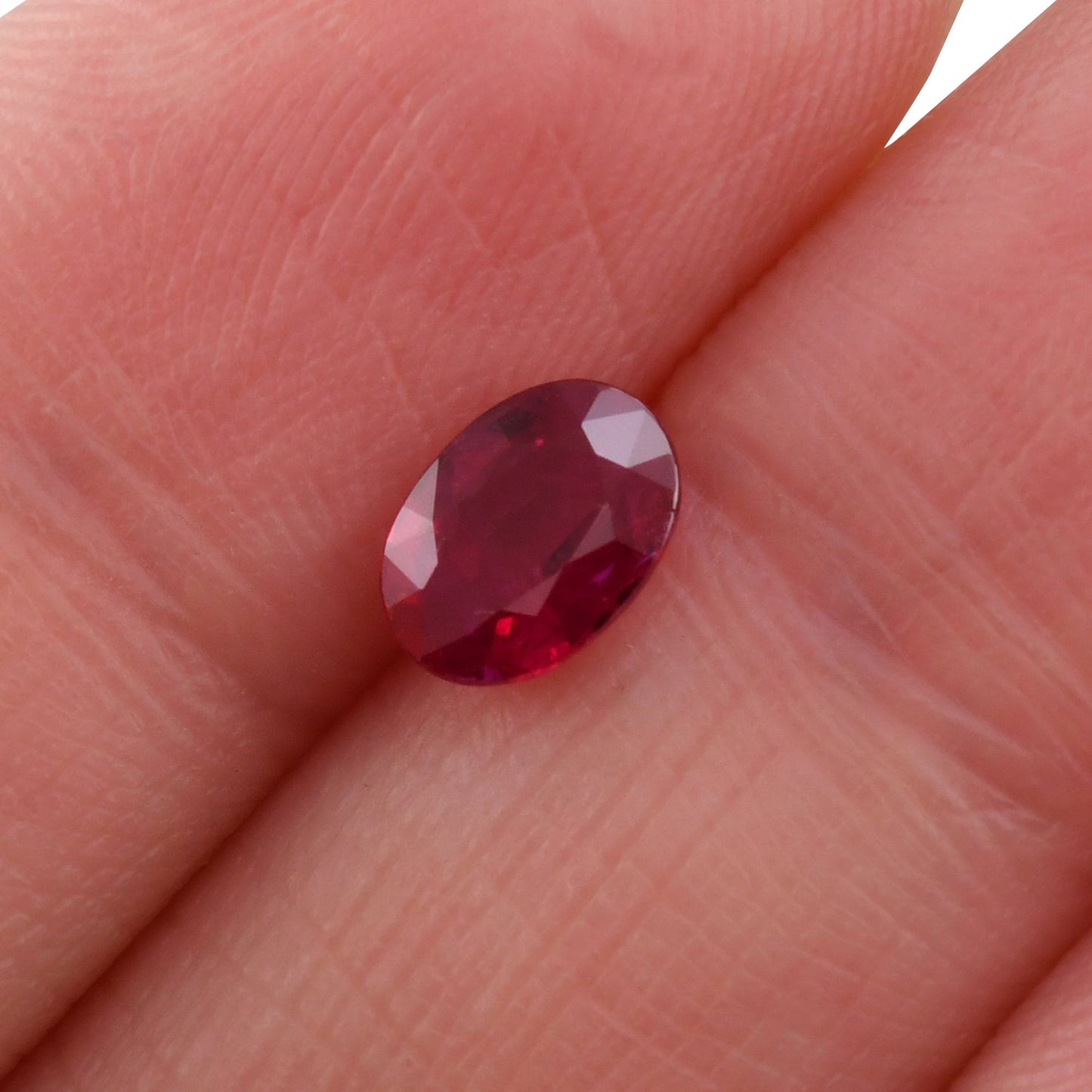 1,01 Karat roter ovaler Rubin aus Mosambik