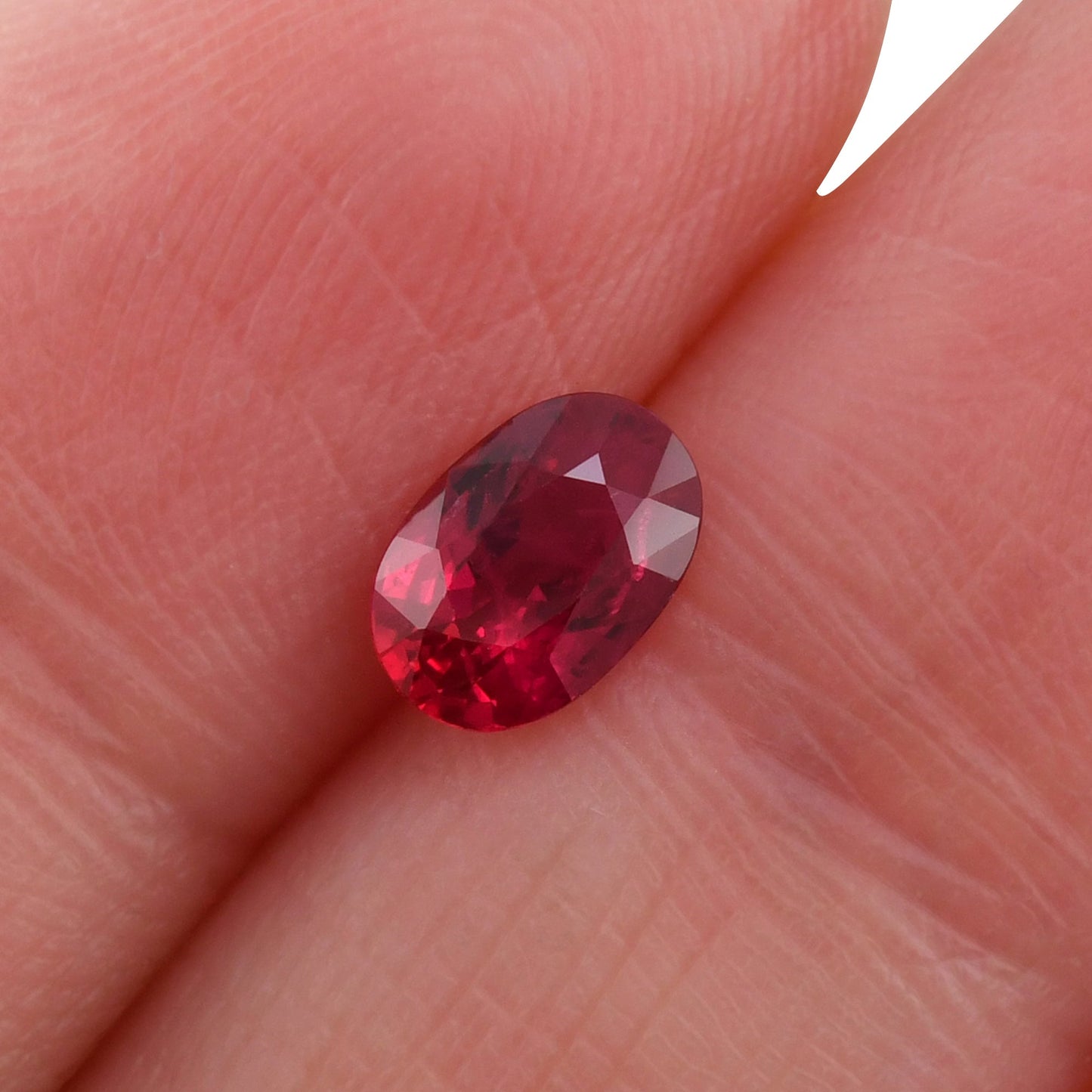 1,00 Karat roter ovaler Rubin aus Mosambik