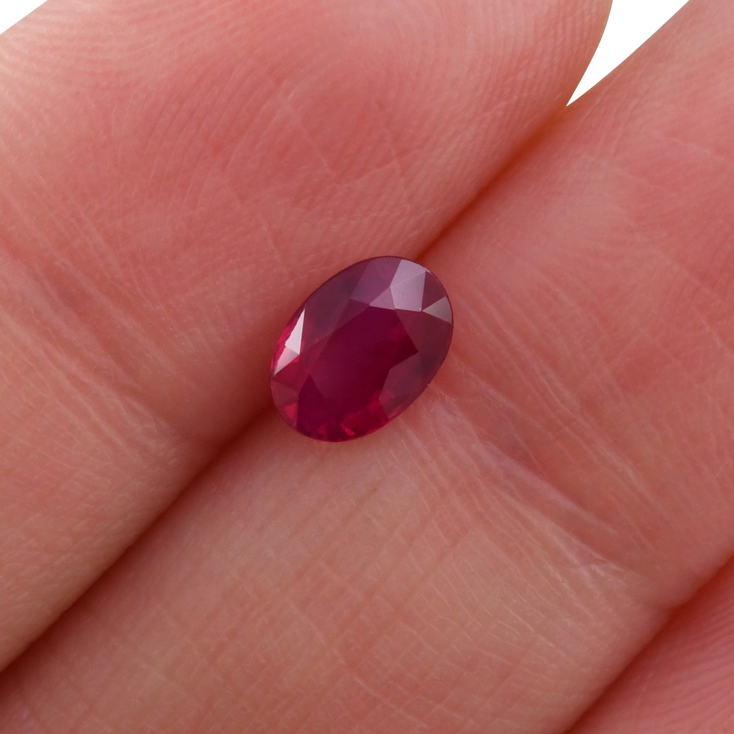 1,06 Karat roter ovaler Rubin aus Mosambik
