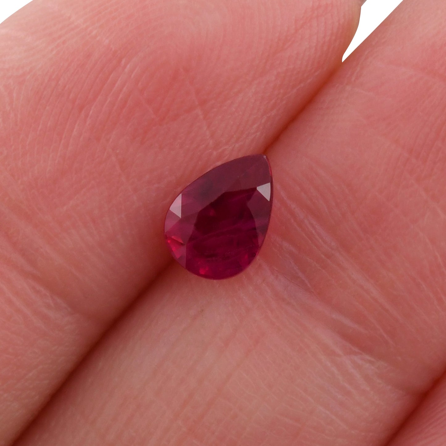 1,02 Karat roter Mosambik-Birnenrubin