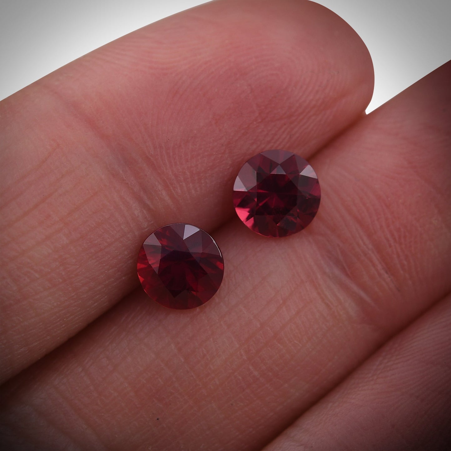 2,10 Karat roter runder Rubin aus Mosambik