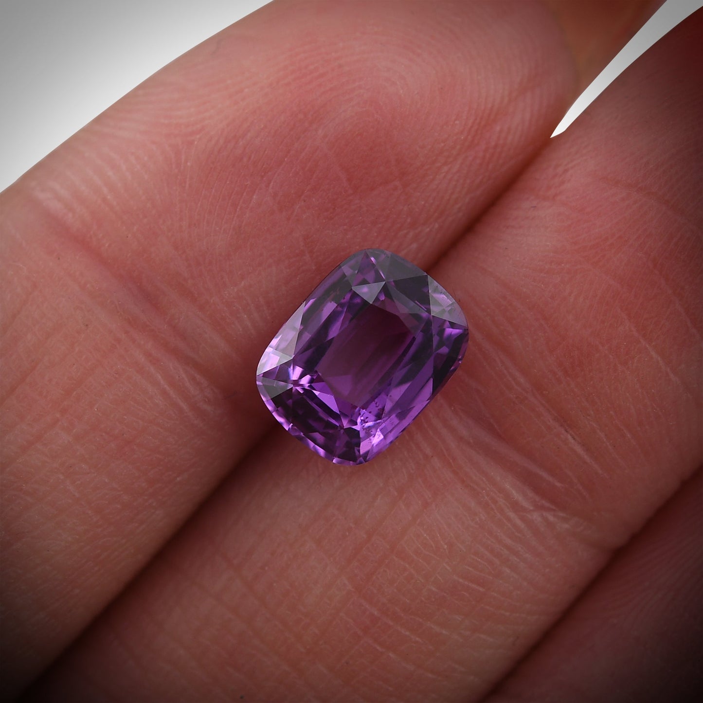 2,58 Karat violetter MADAGASKAR Kissen-Saphir