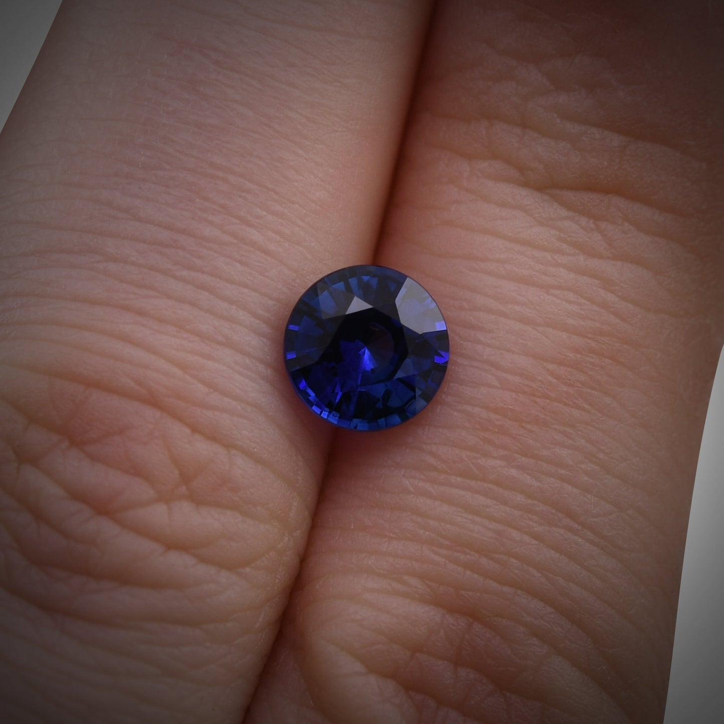 1,56 Karat blauer runder Saphir aus Sri Lanka