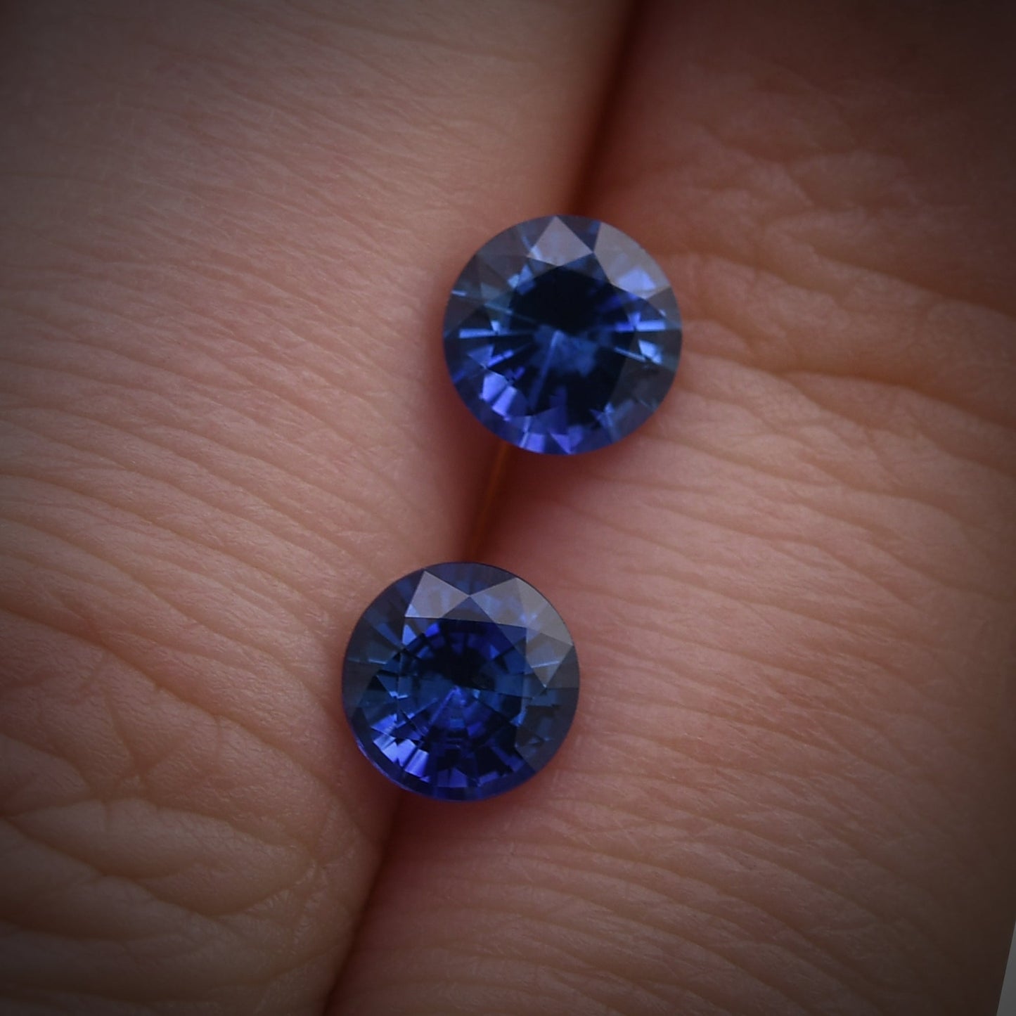 2,01 Karat blauer runder Saphir aus Sri Lanka