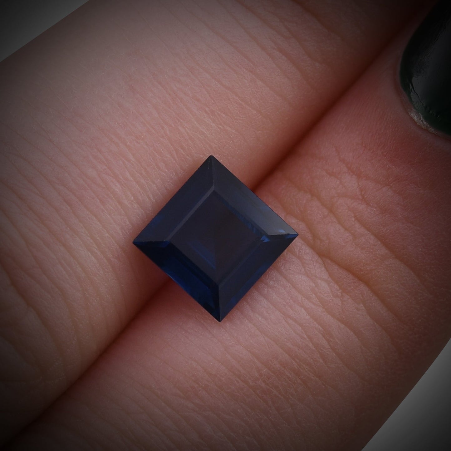 1,94 Karat blauer thailändischer quadratischer Saphir