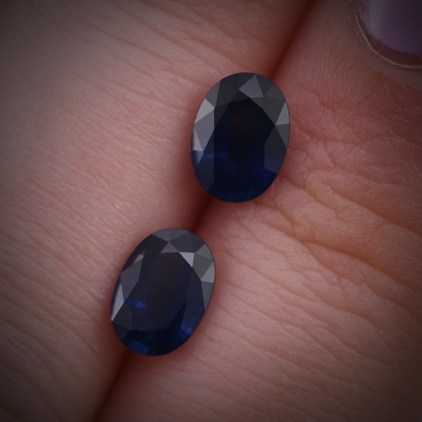 2,07 Karat blauer ovaler thailändischer Saphir