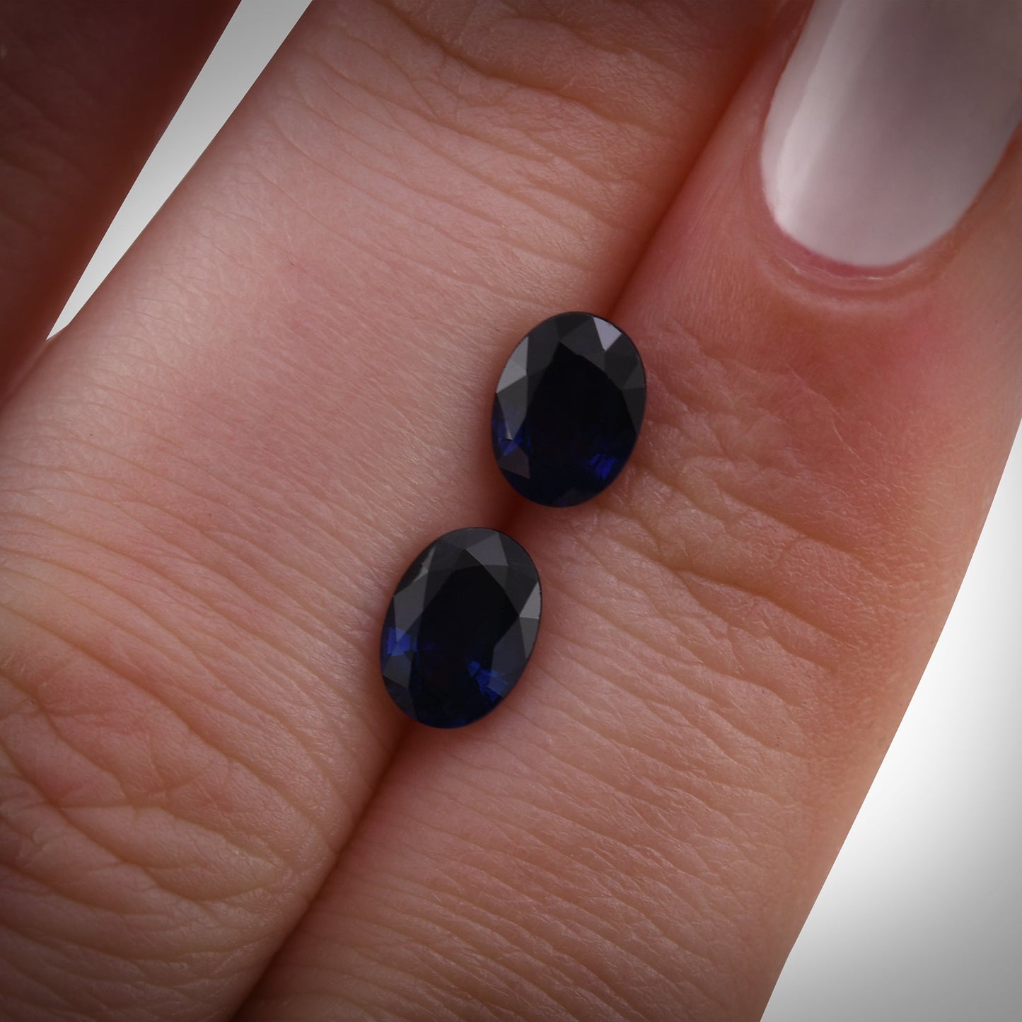 1,96 Karat blauer ovaler thailändischer Saphir