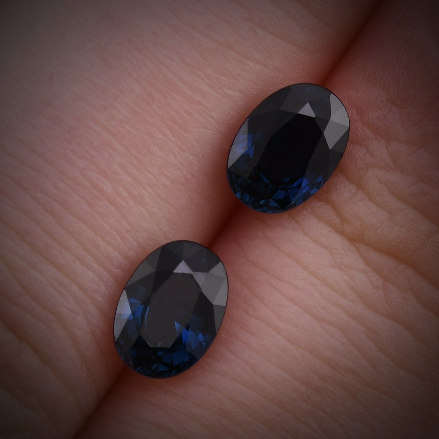 2,39 Karat blauer ovaler thailändischer Saphir