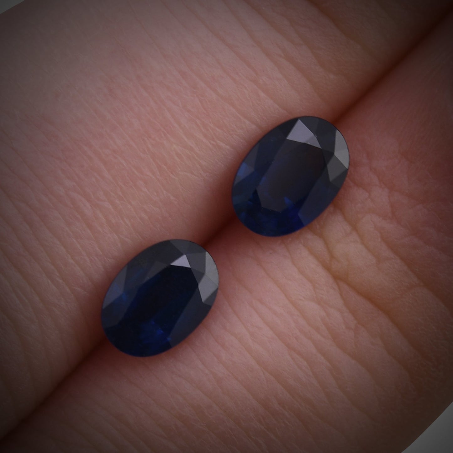 2,04 Karat blauer ovaler thailändischer Saphir