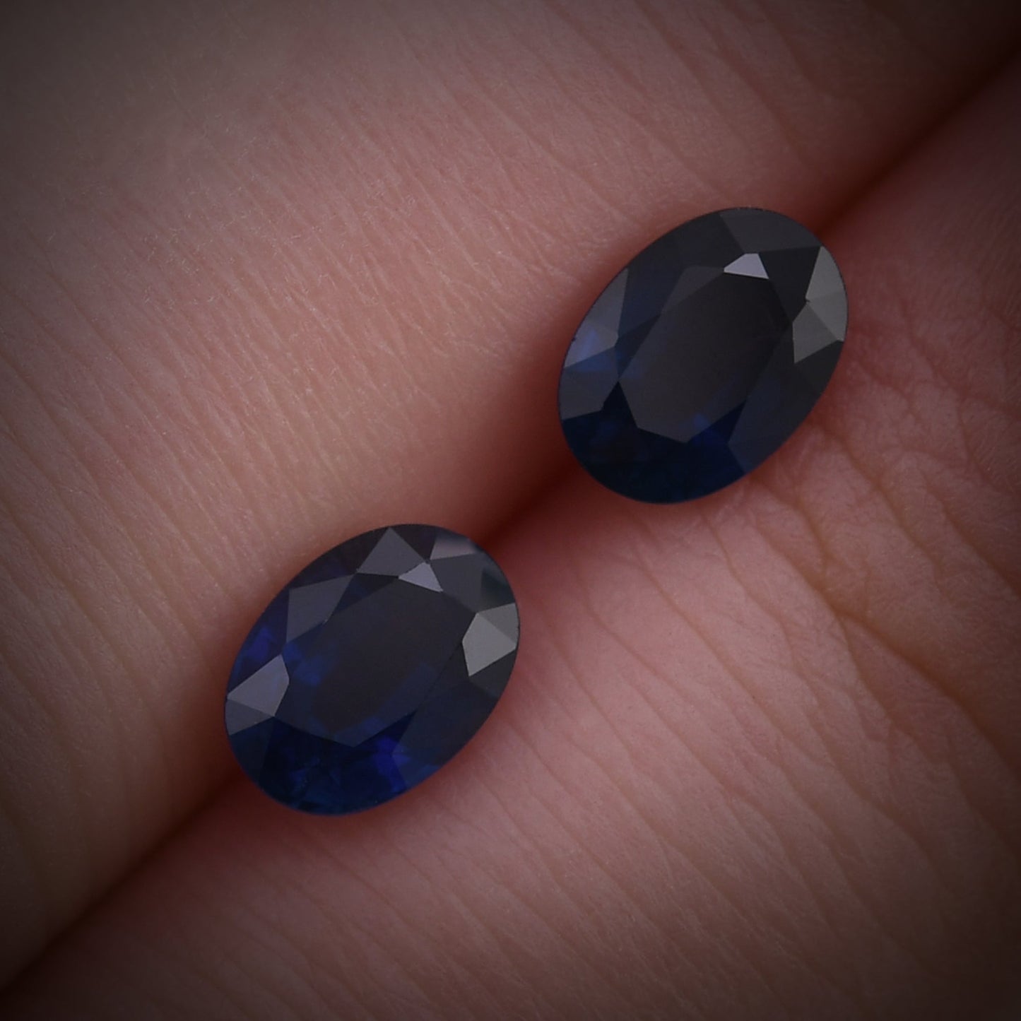 2,27 Karat blauer ovaler thailändischer Saphir