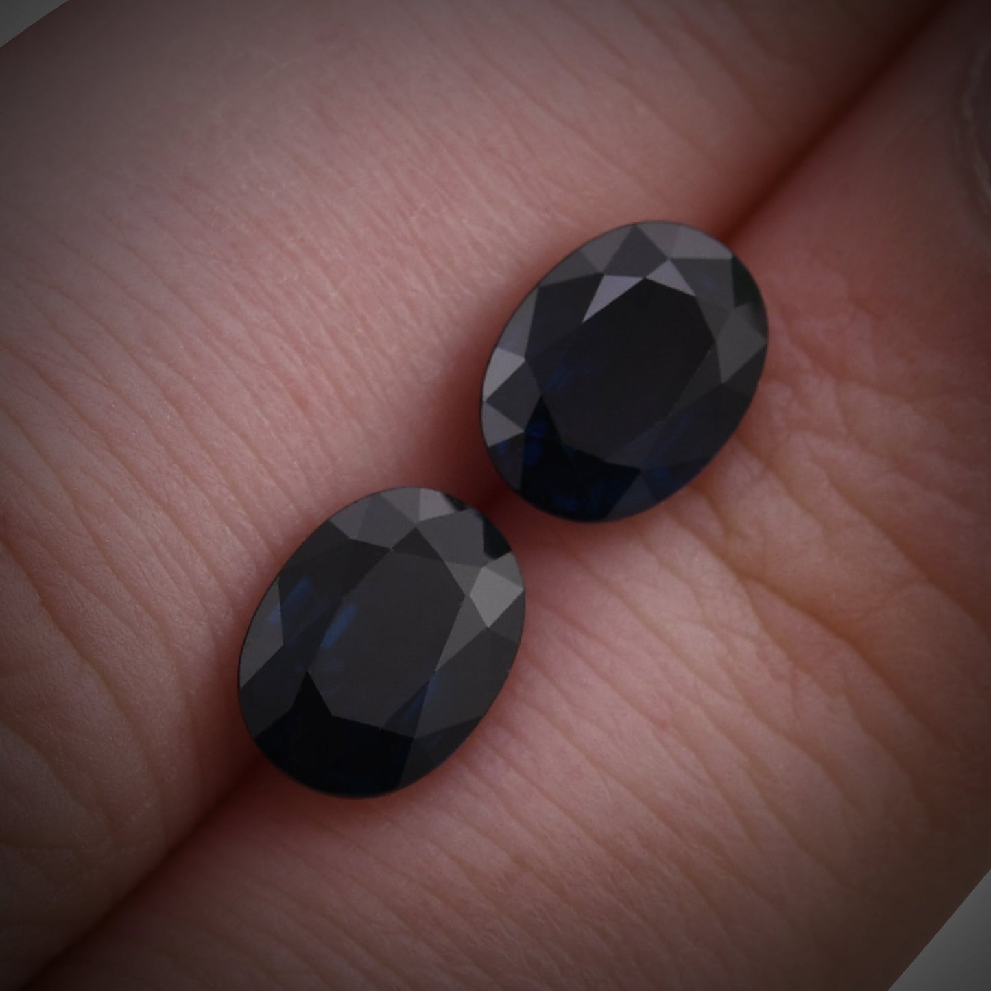 3,55 Karat blauer ovaler thailändischer Saphir