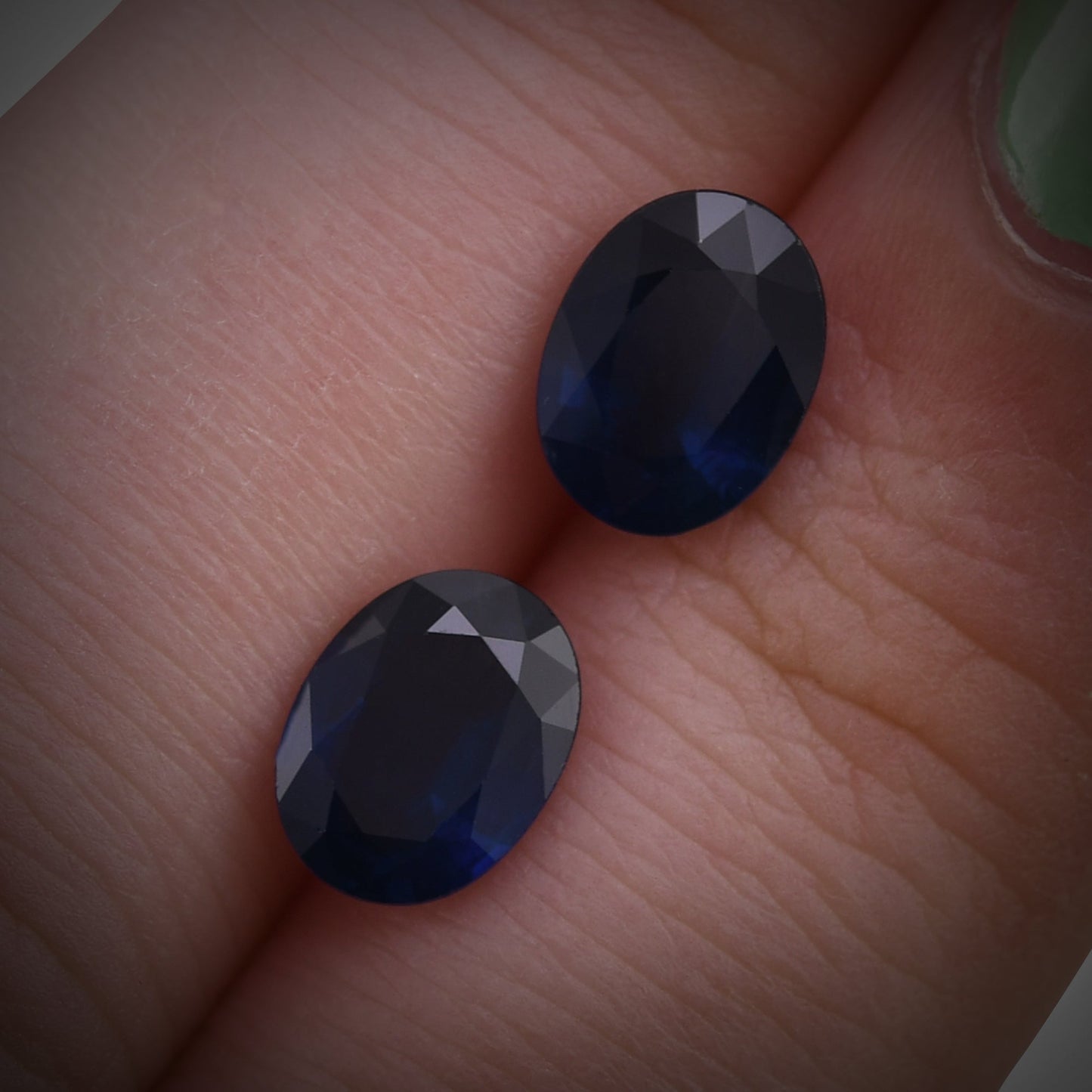 2,72 Karat blauer ovaler thailändischer Saphir