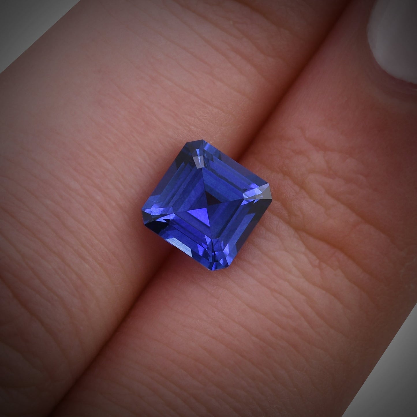 2,05 Karat blauer Smaragd-Saphir aus Sri Lanka