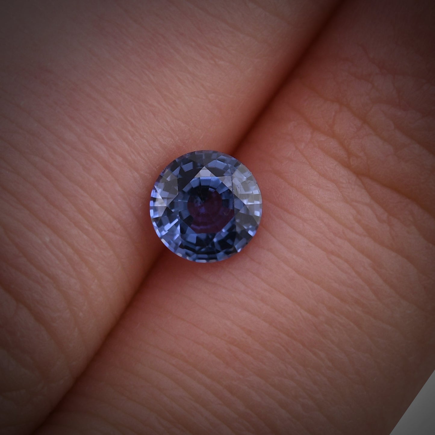 0,90 Karat blauer runder Saphir aus Sri Lanka