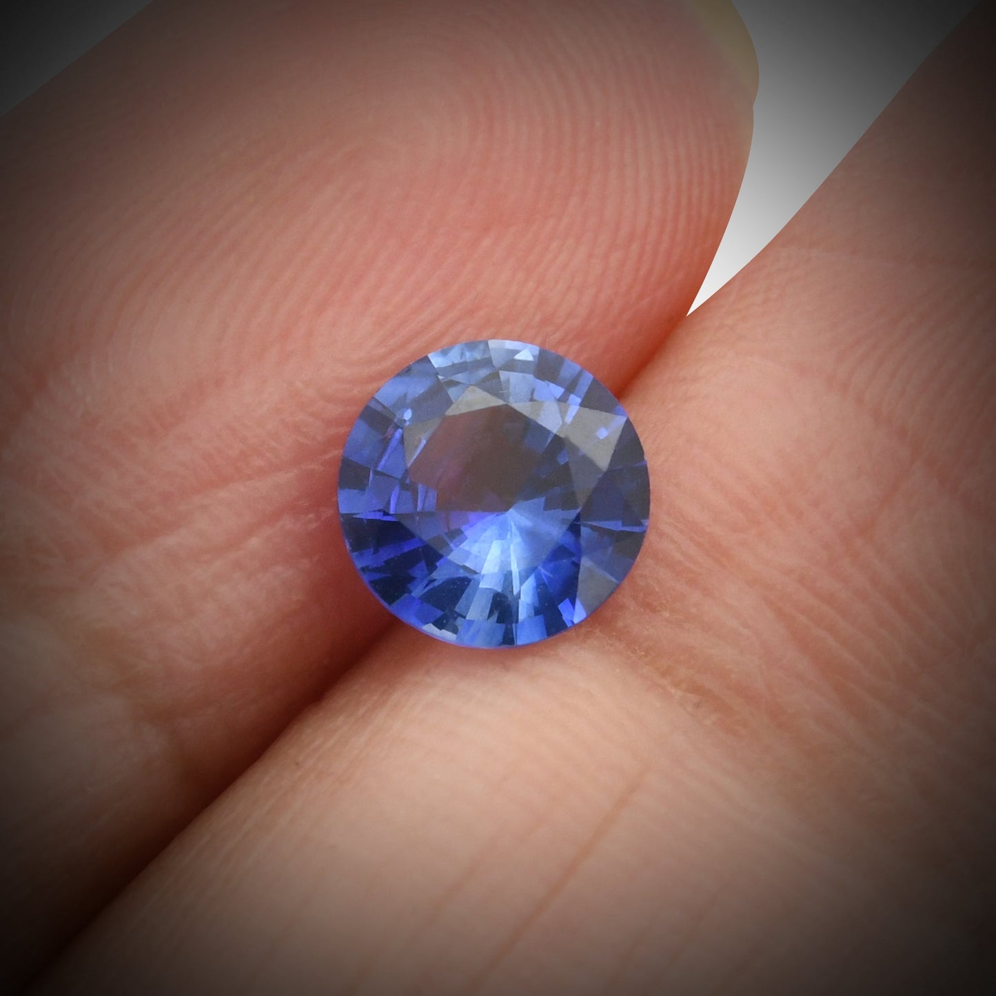1,04 Karat blauer runder Saphir aus Sri Lanka