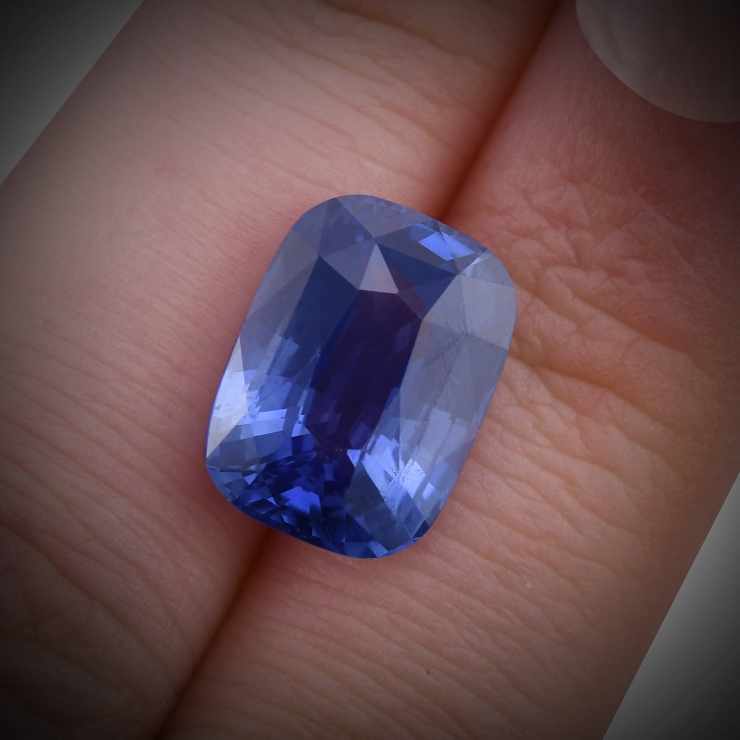 9,04 Karat blauer Madagaskar-Saphir im Kissenschliff (AGL)