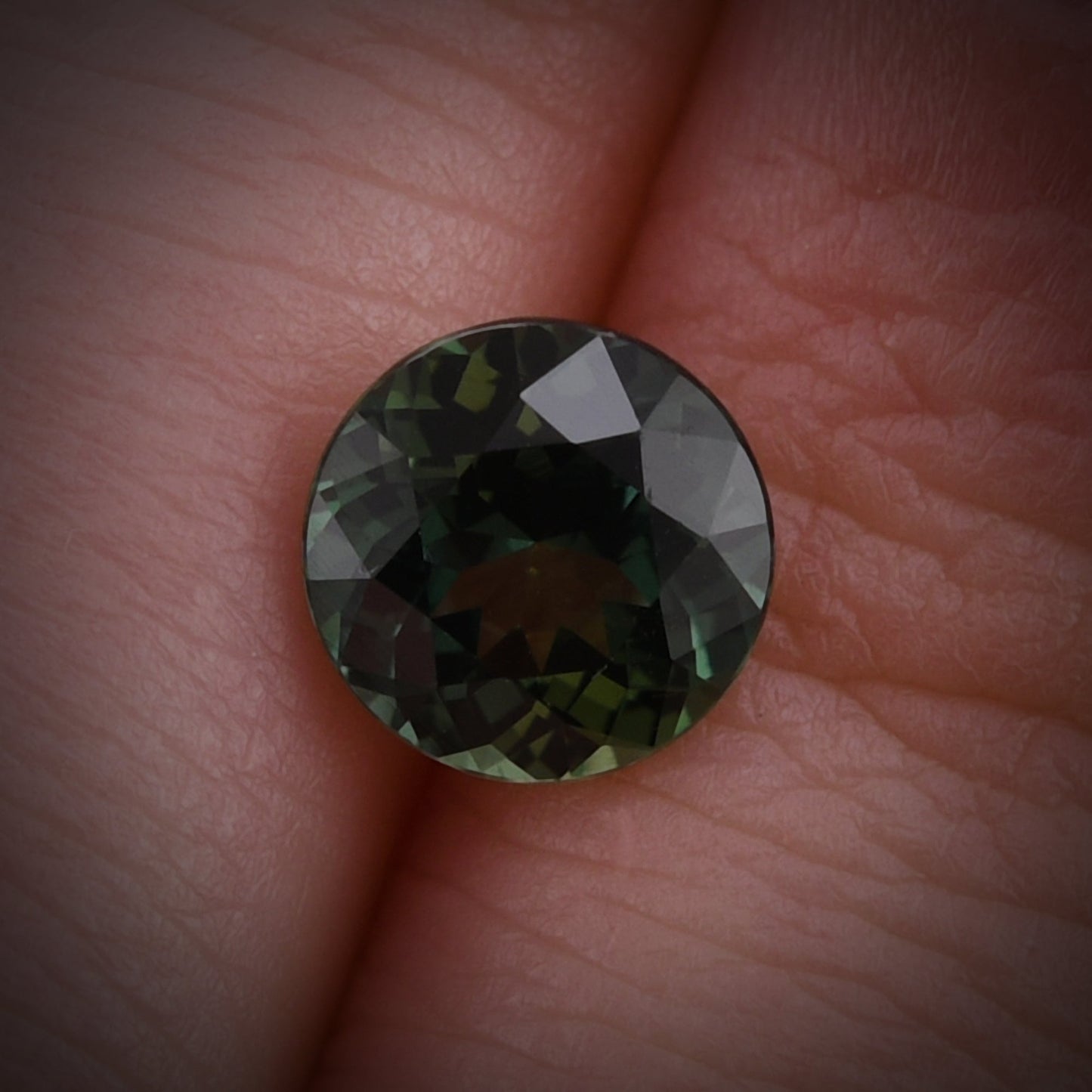 1,53 Karat grüner runder MADAGASCAR-Saphir