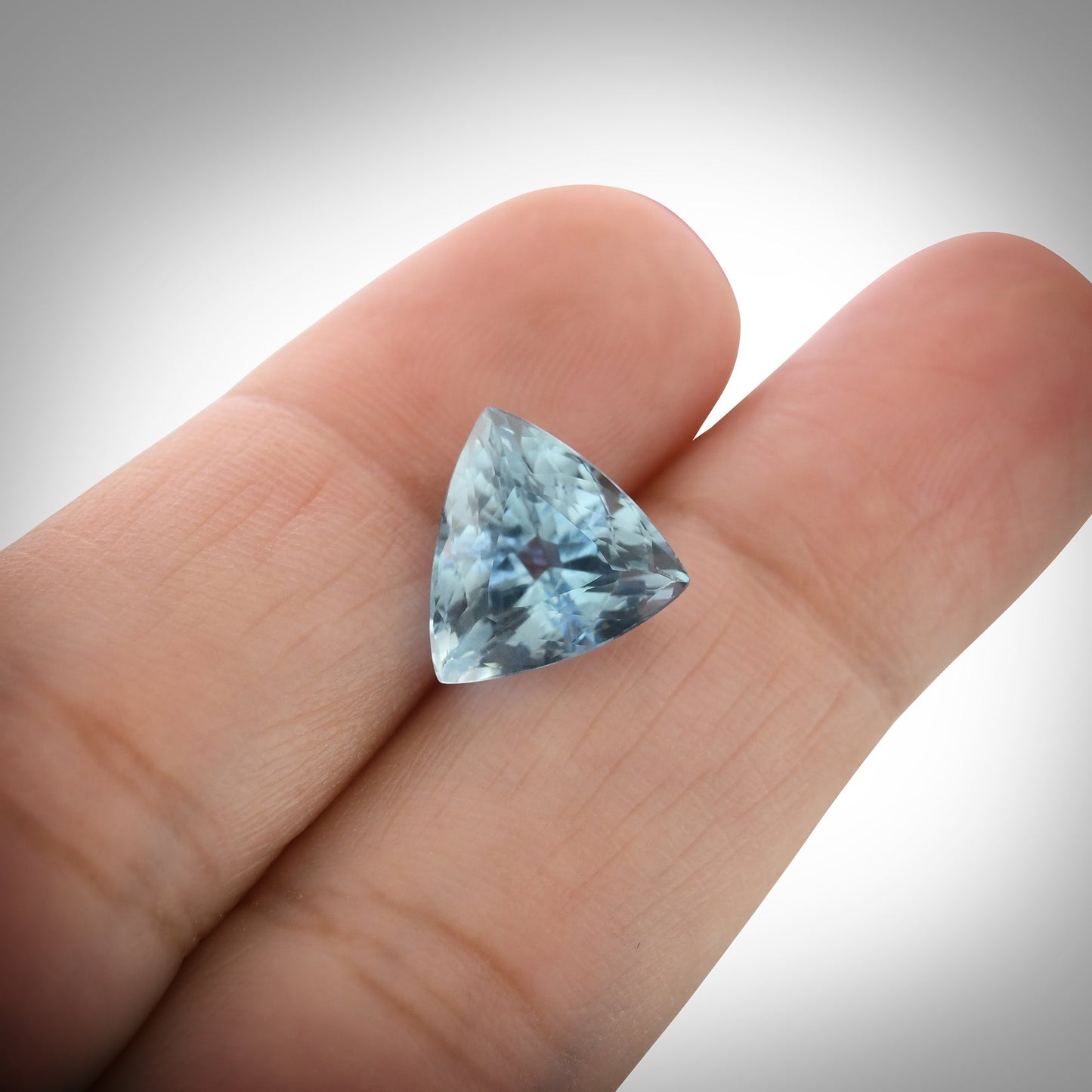 4,11 Karat blauer brasilianischer Dreieck-Aquamarin