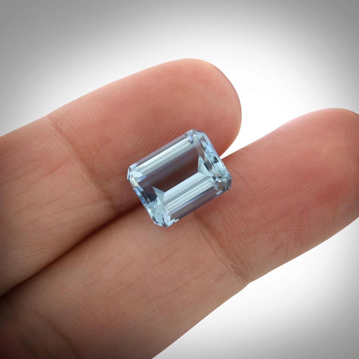 3,53 Karat blauer brasilianischer achteckiger Aquamarin