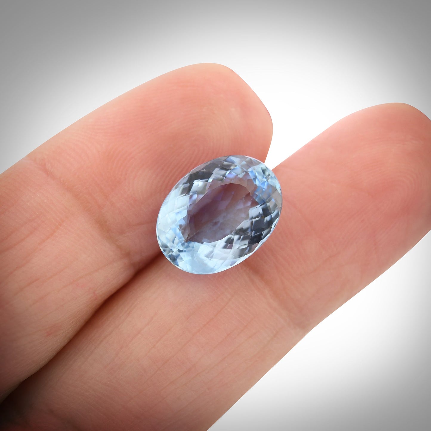 4,02 Karat blauer brasilianischer ovaler Aquamarin