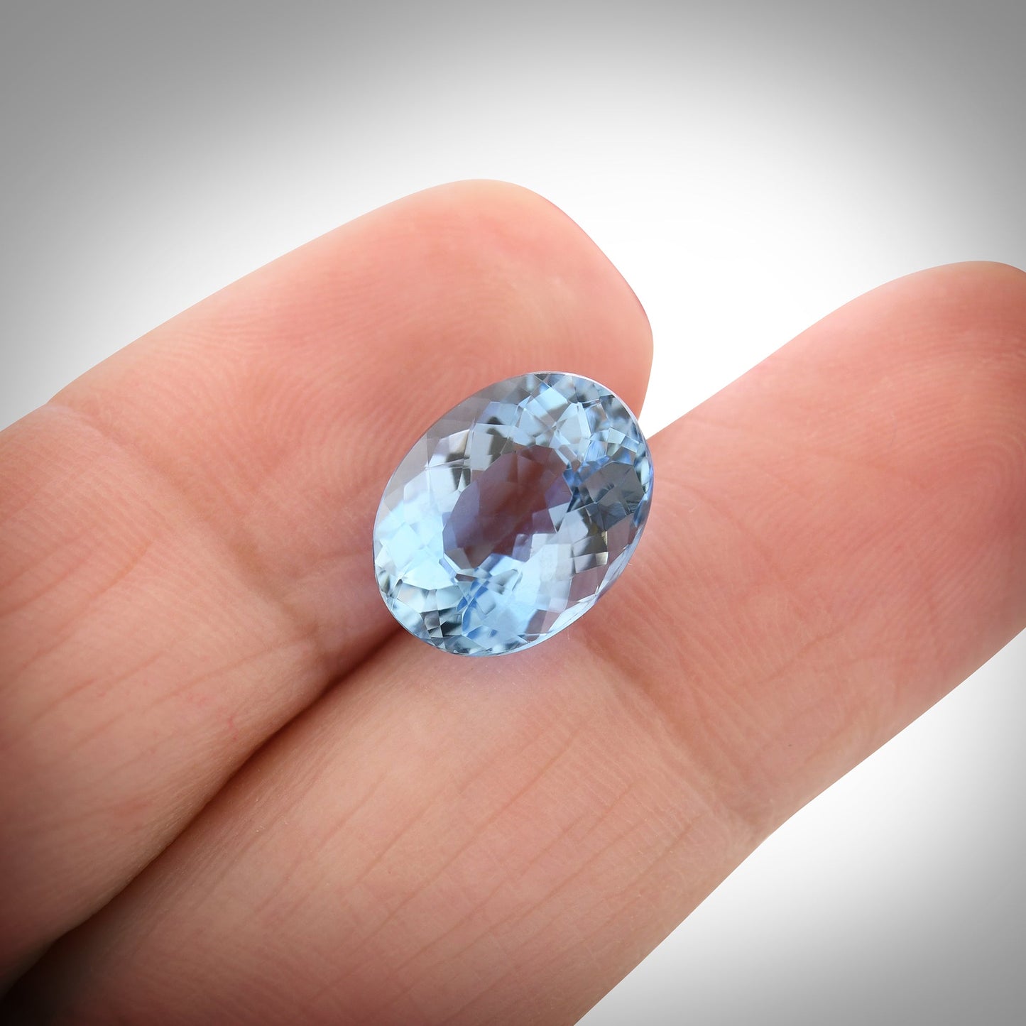 3,77 Karat blauer brasilianischer ovaler Aquamarin