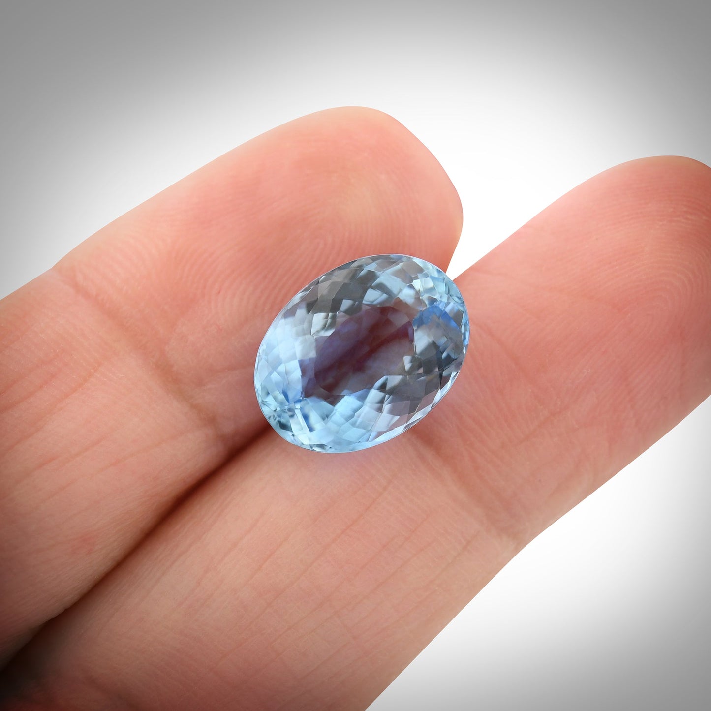 4,21 Karat blauer brasilianischer ovaler Aquamarin