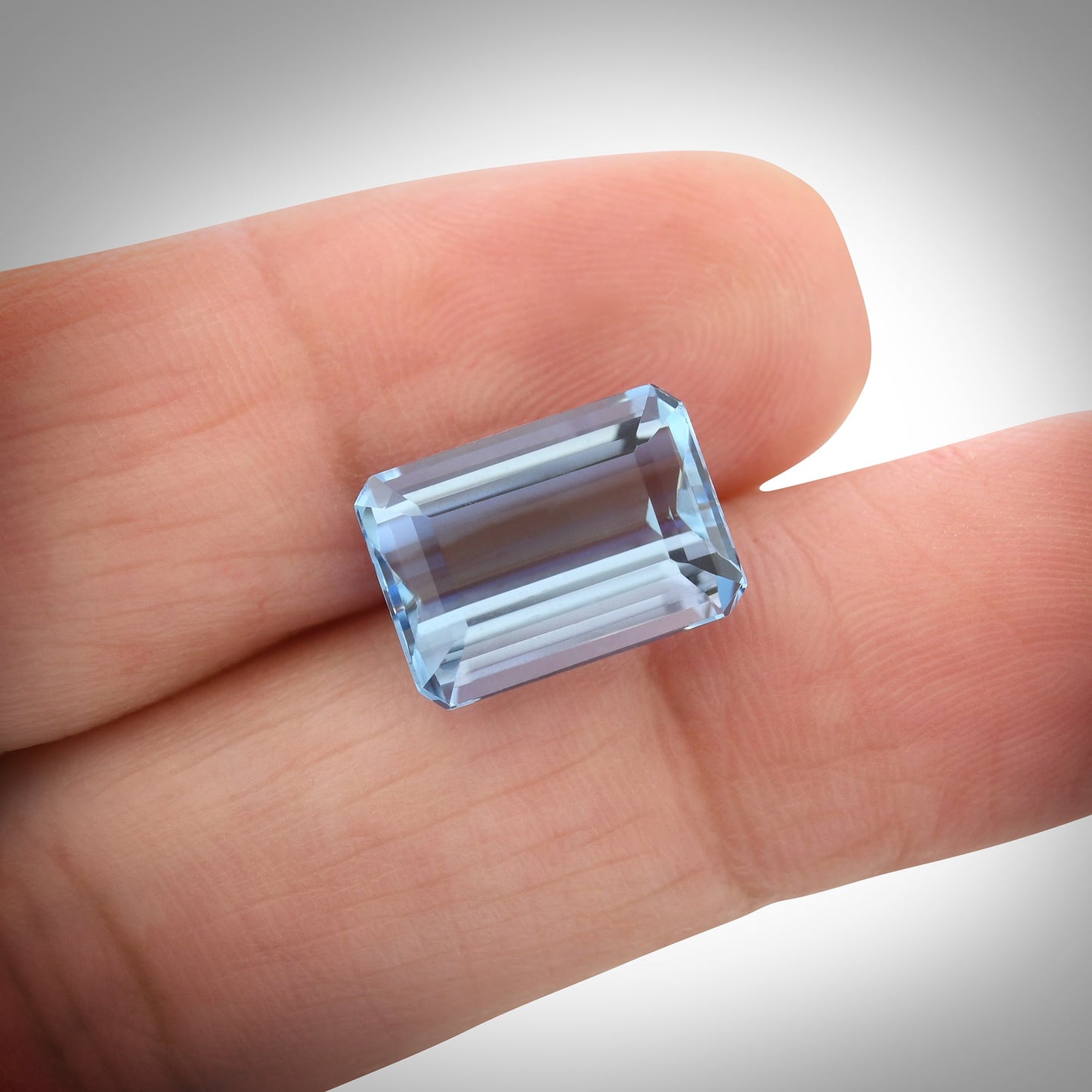 4,96 Karat blauer brasilianischer achteckiger Aquamarin