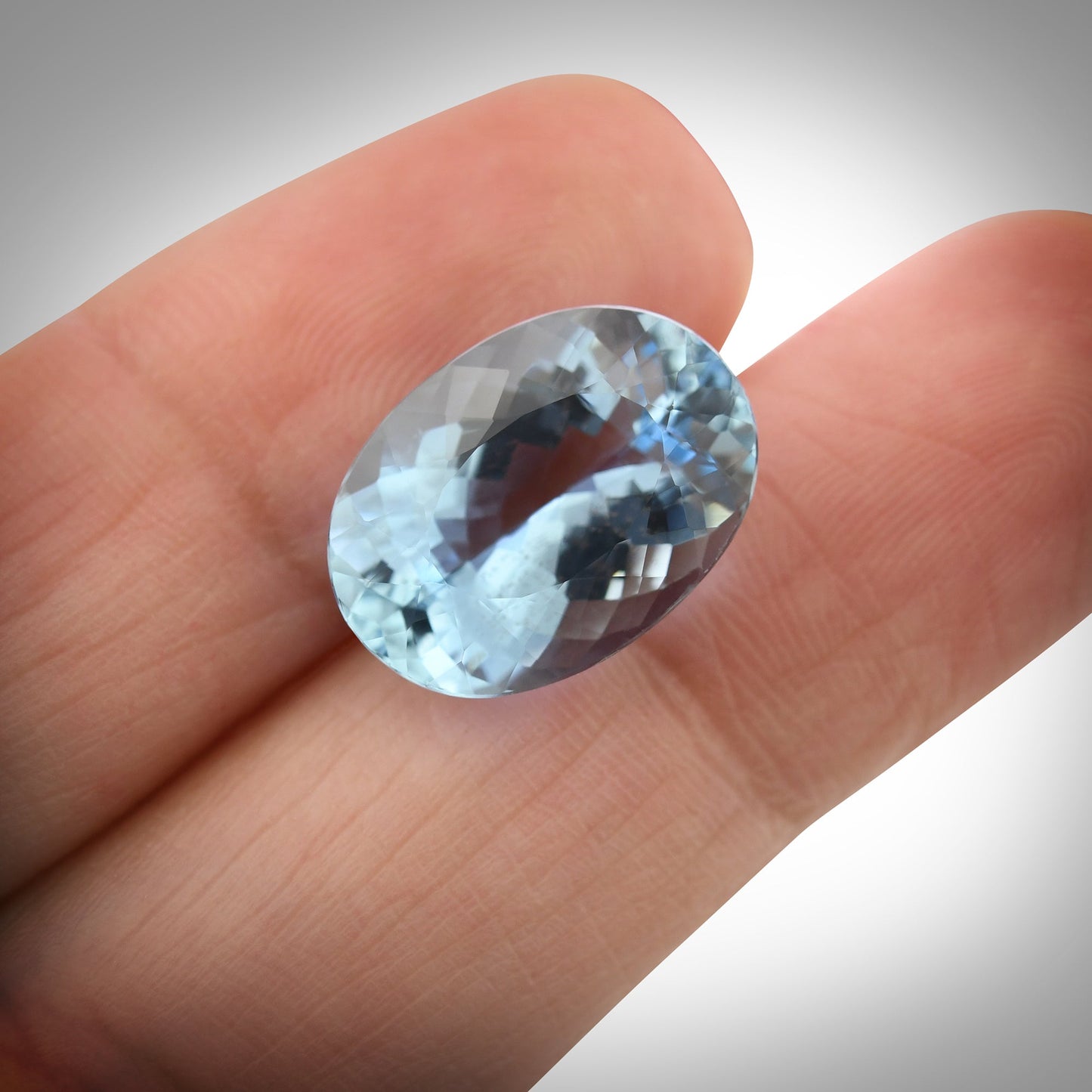 7,17 Karat blauer brasilianischer ovaler Aquamarin