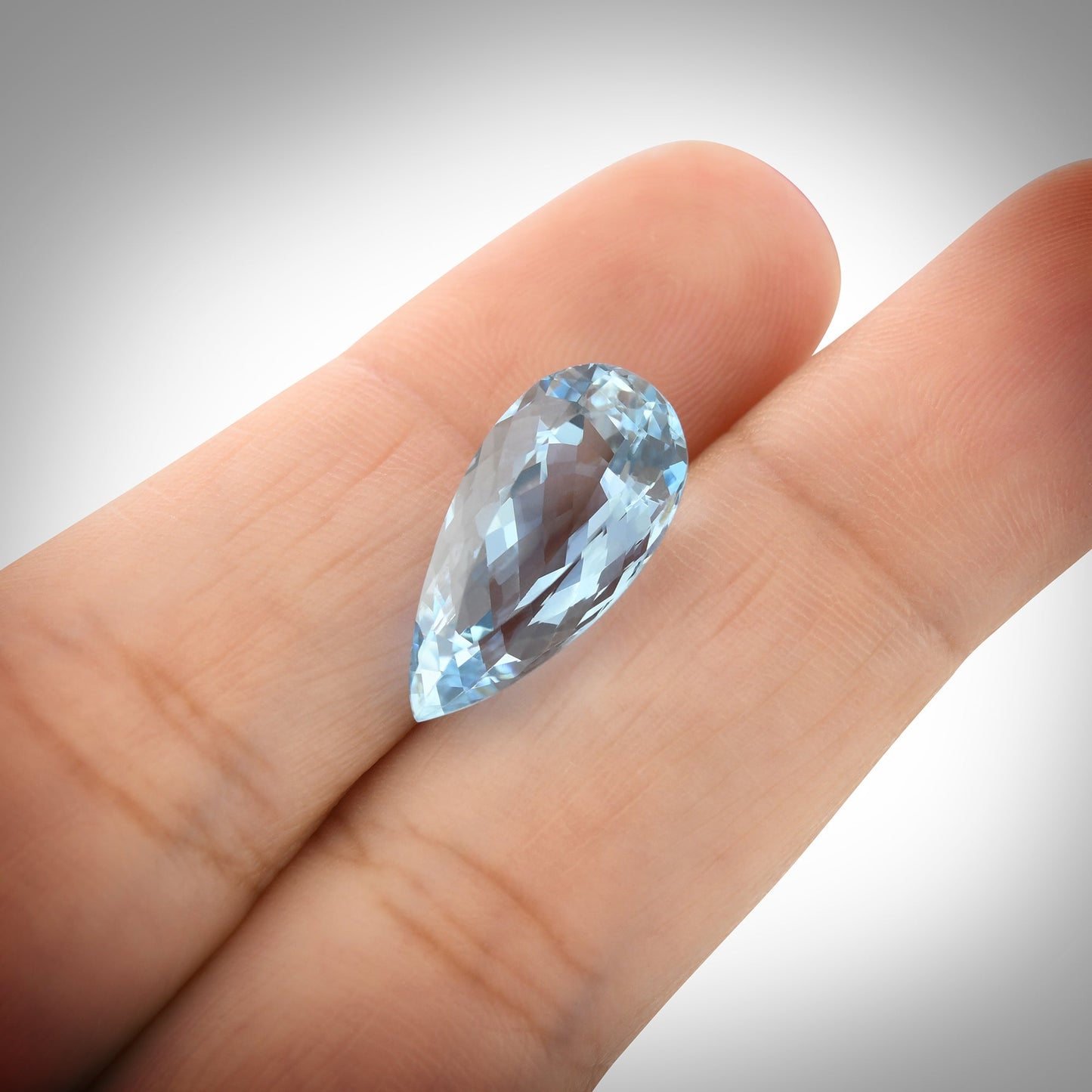 6,18 Karat blauer brasilianischer Birnen-Aquamarin