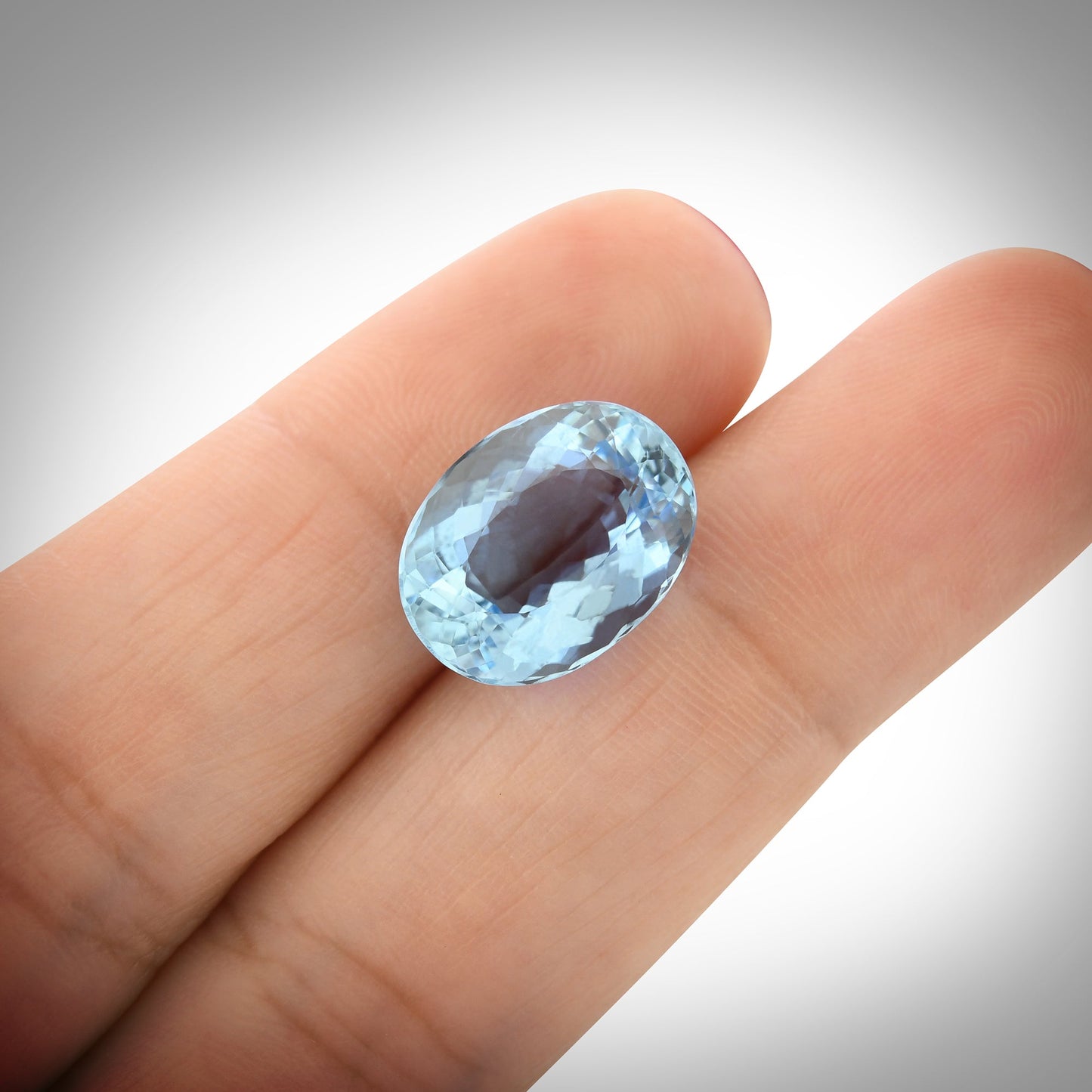 6,11 Karat blauer brasilianischer ovaler Aquamarin