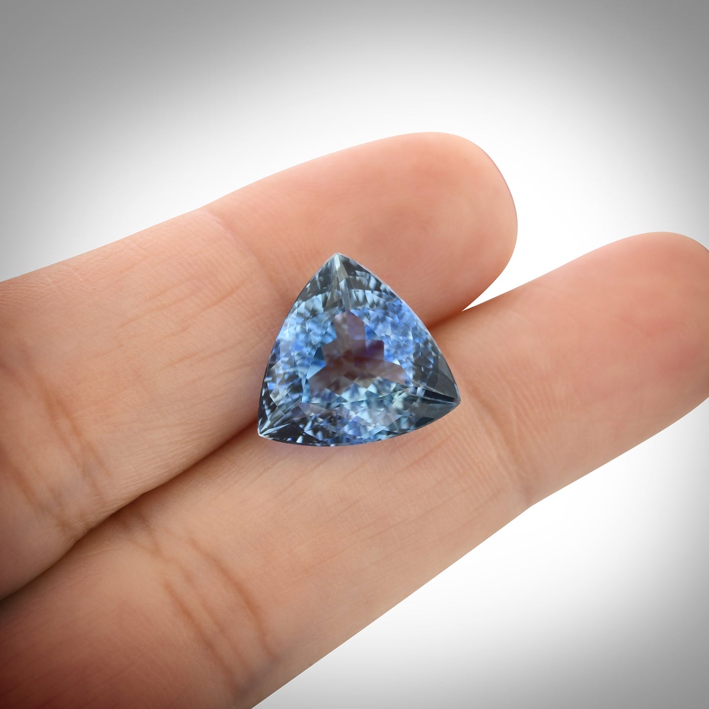 6,22 Karat blauer brasilianischer Dreieck-Aquamarin