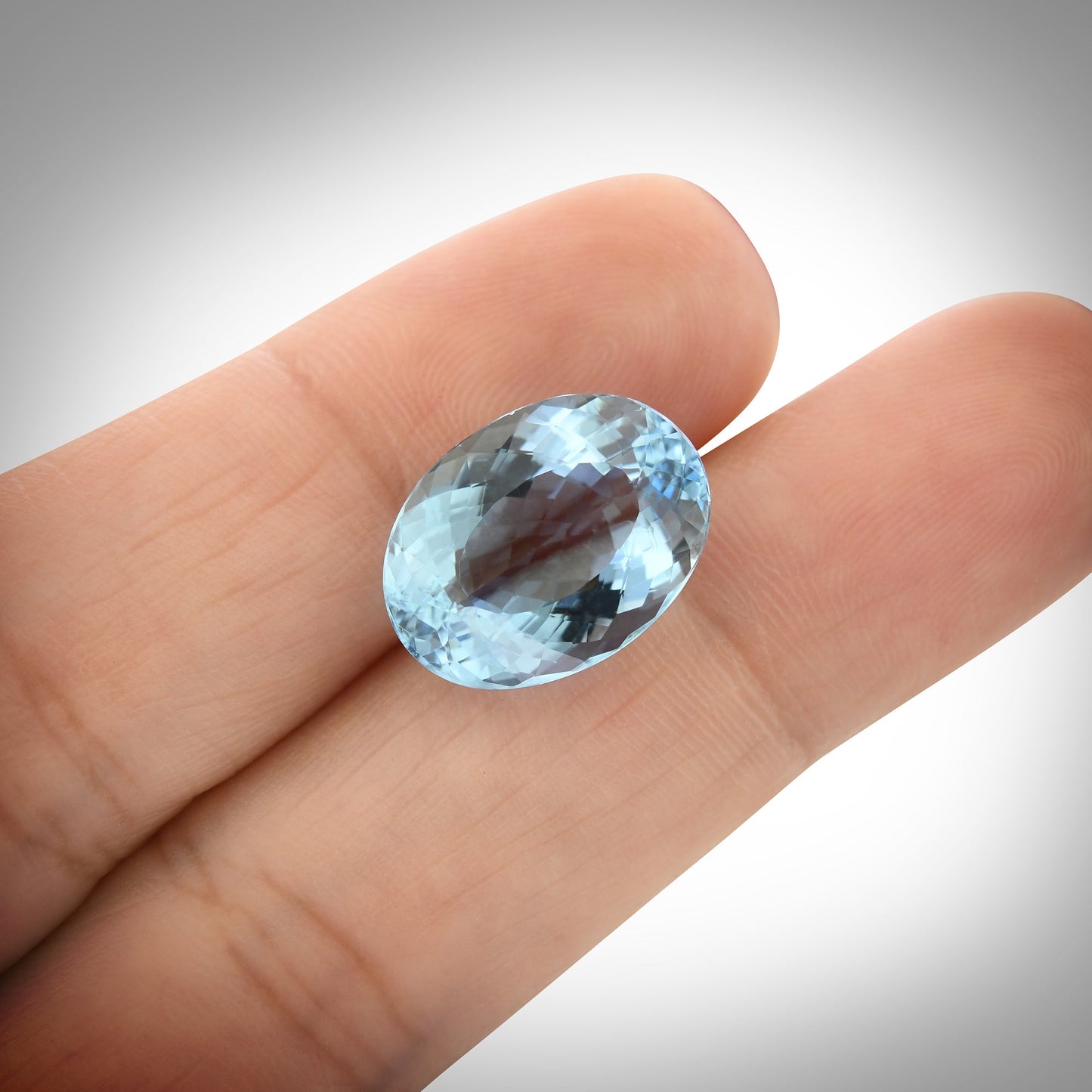 7,70 Karat blauer brasilianischer ovaler Aquamarin