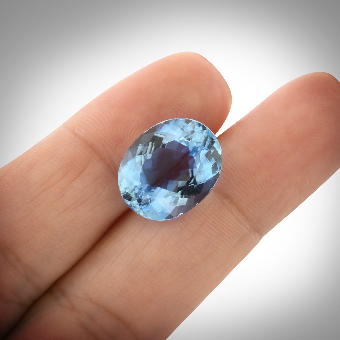 8,31 Karat blauer brasilianischer ovaler Aquamarin