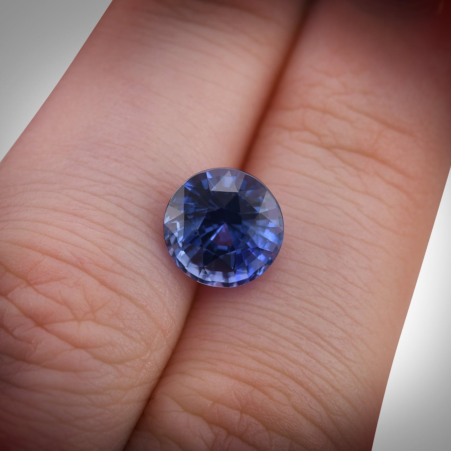 4,10 Karat blauer runder MADAGASKALER Saphir GIA