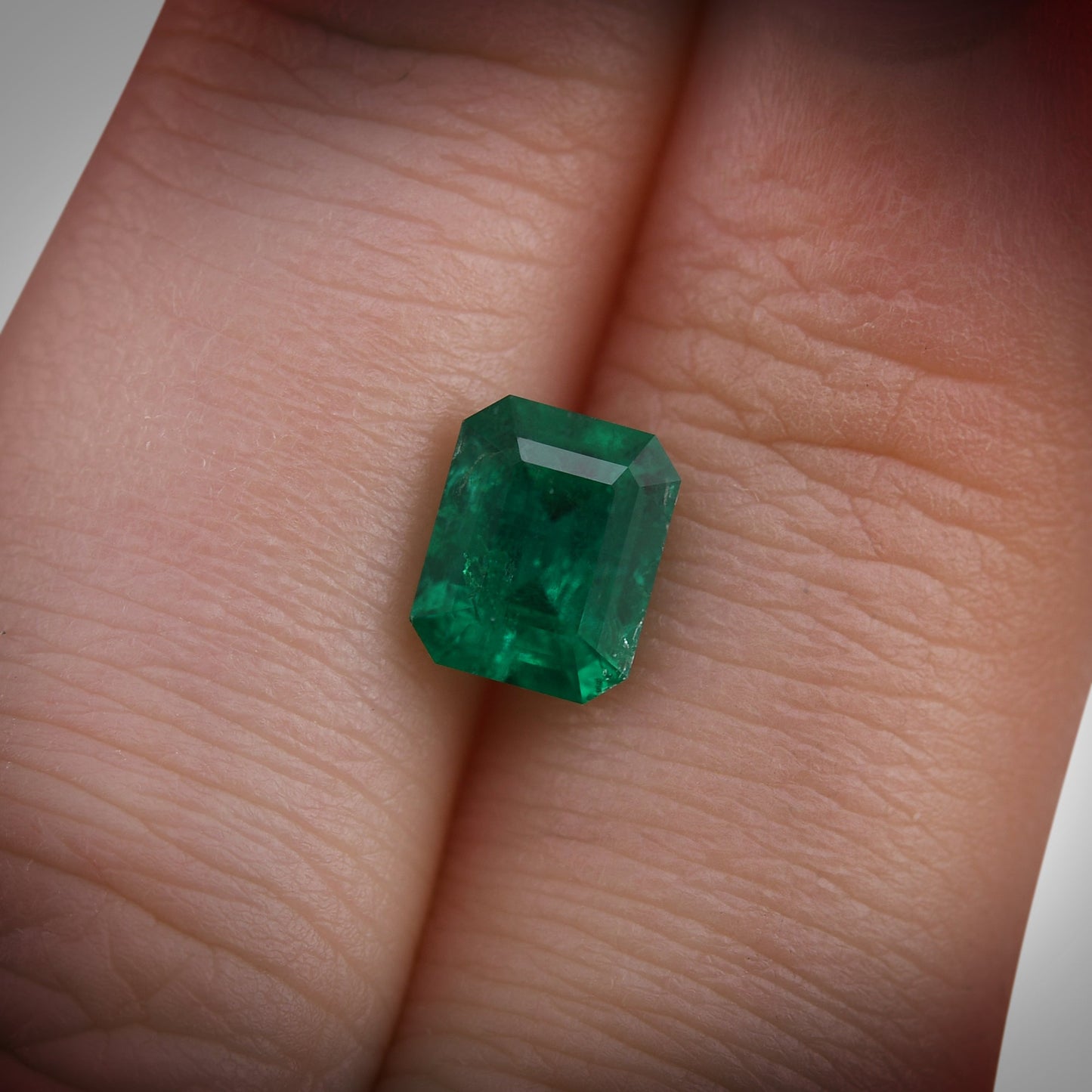 1,37 Karat leuchtend grüner kolumbianischer Smaragd (Smaragd-CD und Muzo)