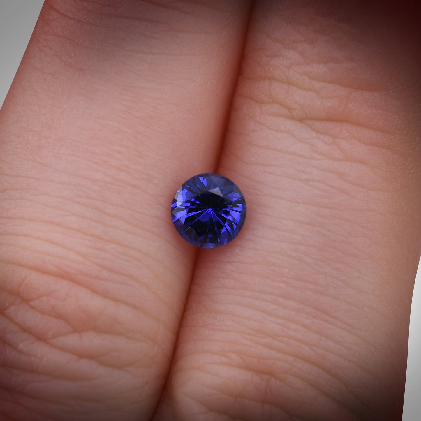 0,82 Karat blauer runder Saphir aus Sri Lanka