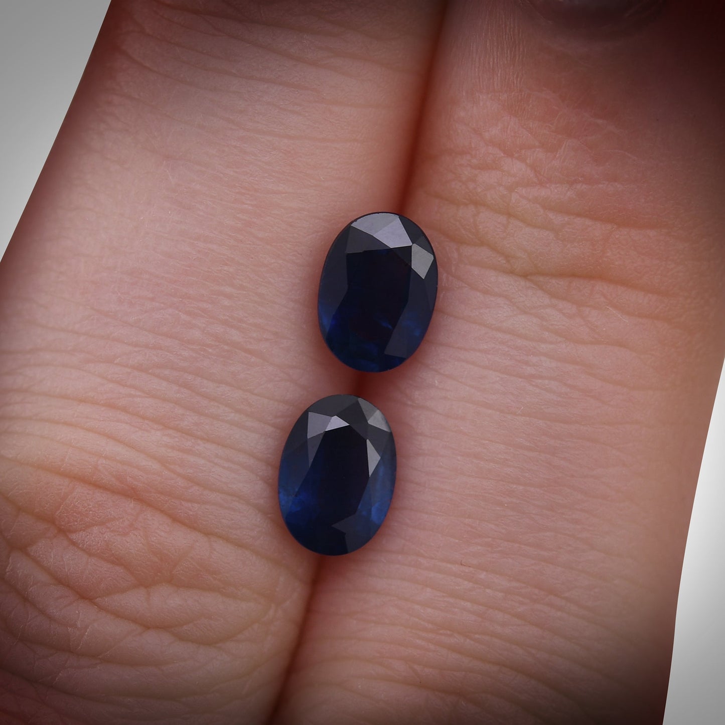 2,04 Karat blauer ovaler Saphir aus Thailand
