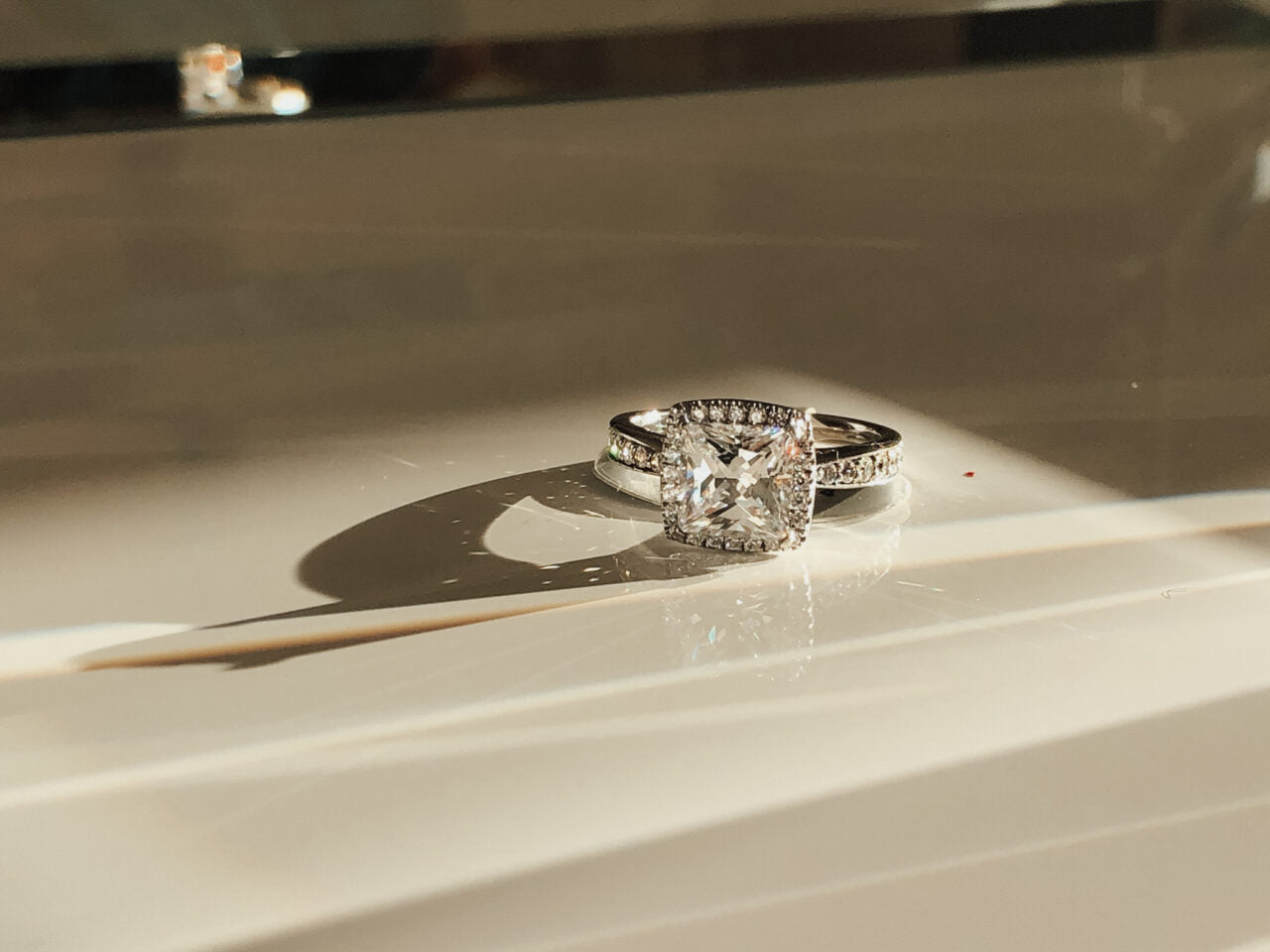 Wir bei Designer Diamonds haben nicht nur eine riesige Auswahl an vorhandene Schmuckstücken, wir designen auch dein neues Traumschmuckstück ganz nach deinen Wünschen. Auf dem Bild ist ein silberner Verlobungsring mit einem Ascher Cut Diamanten zu sehen.