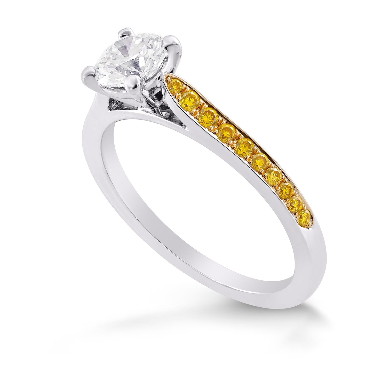 Weißer Ring mit F-farbenem Brillanten als Seitenstein